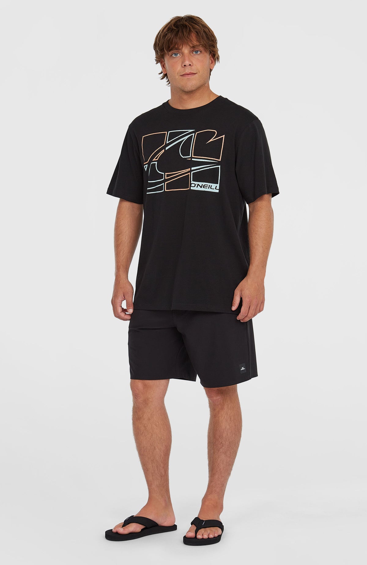 Gradient T-Shirt für Herren, schwarz mit Logo-Print in Orange und Türkis, Ganzkörperansicht am Model