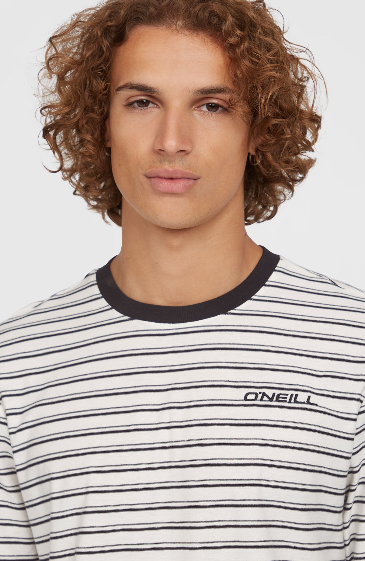 Nahaufnahme des Rundhalsausschnitts am weißen Yarn Stripe T-Shirt für Herren mit Streifenmuster in Schwarz