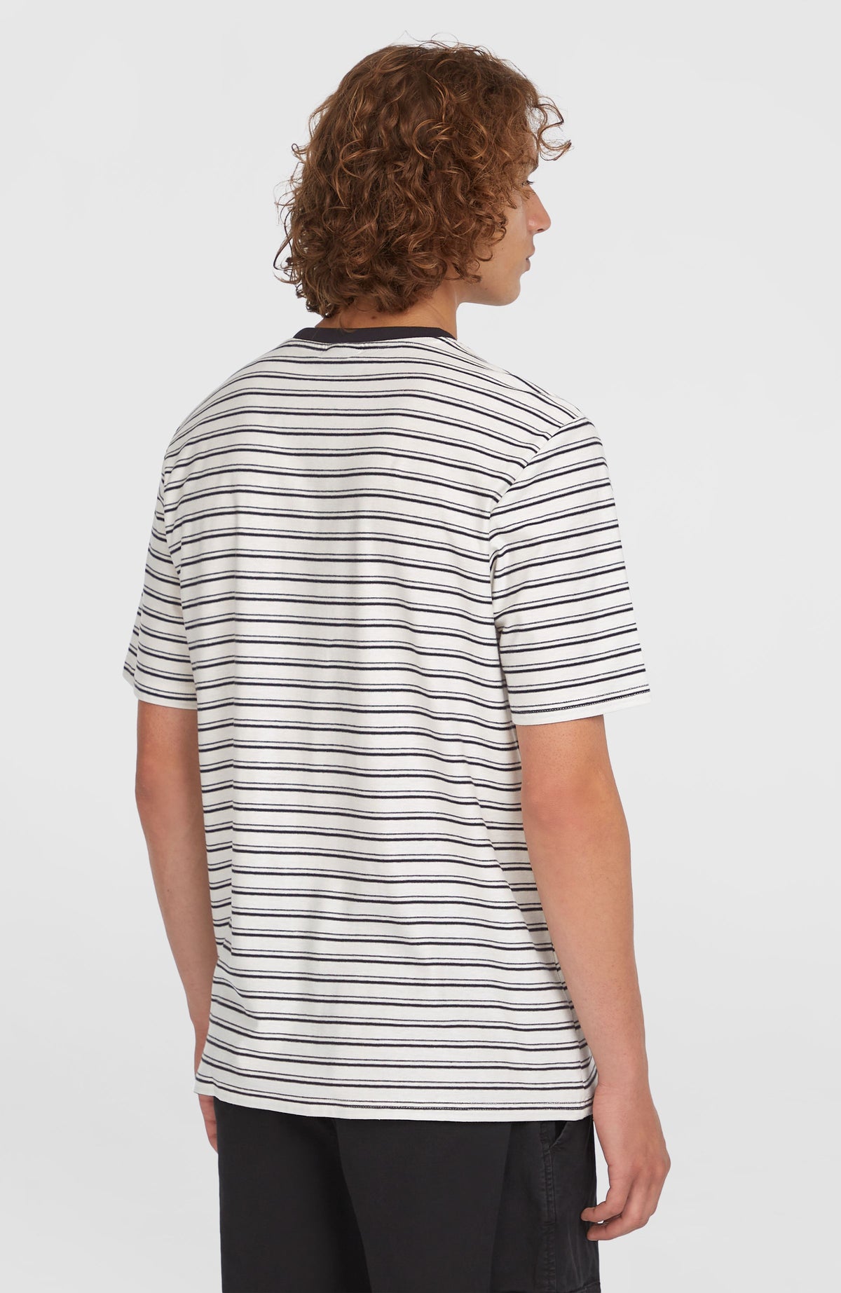 Yarn Stripe T-Shirt für Herren, weiß mit Streifenmuster in Schwarz, Rückansicht am Model