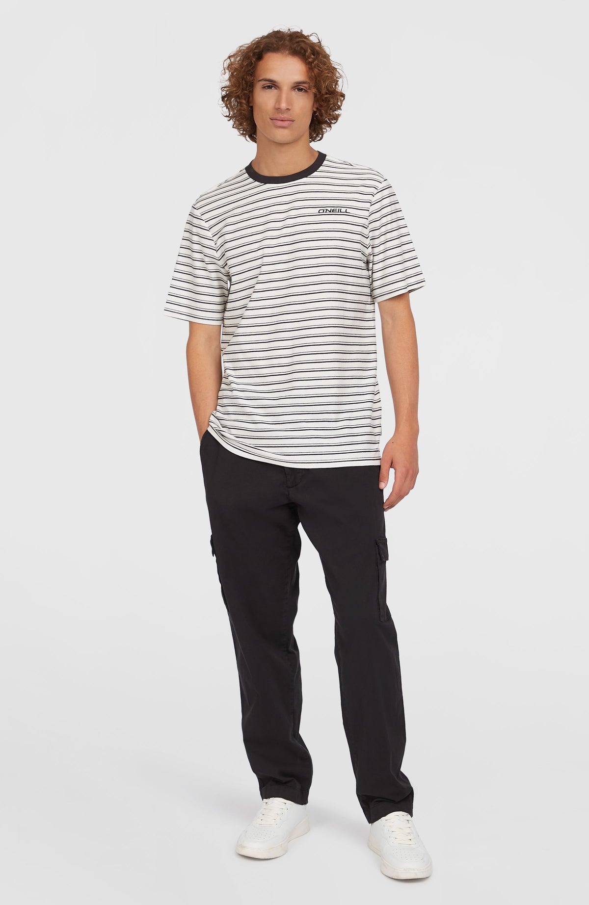 Yarn Stripe T-Shirt für Herren, weiß mit Streifenmuster in Schwarz, Ganzkörperansicht am Model
