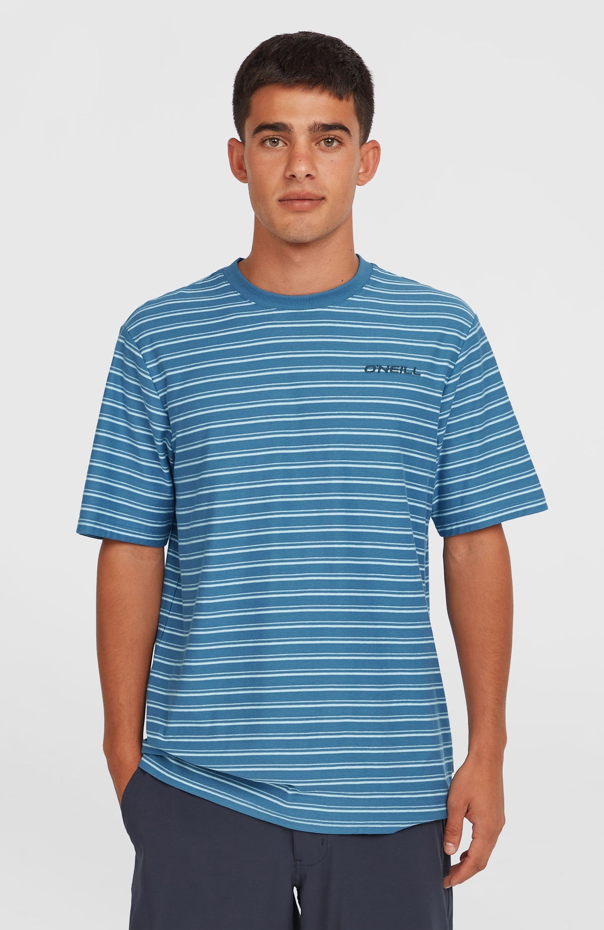 O'Neill Yarn Stripe T-Shirt für Herren, blau mit Streifenmuster in Weiß und Hellblau, Vorderansicht am Model