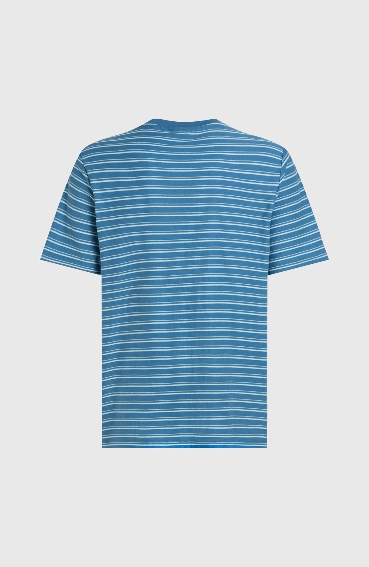 Yarn Stripe T-Shirt für Herren, blau mit Streifenmuster in Weiß und Hellblau, freigestellt von hinten