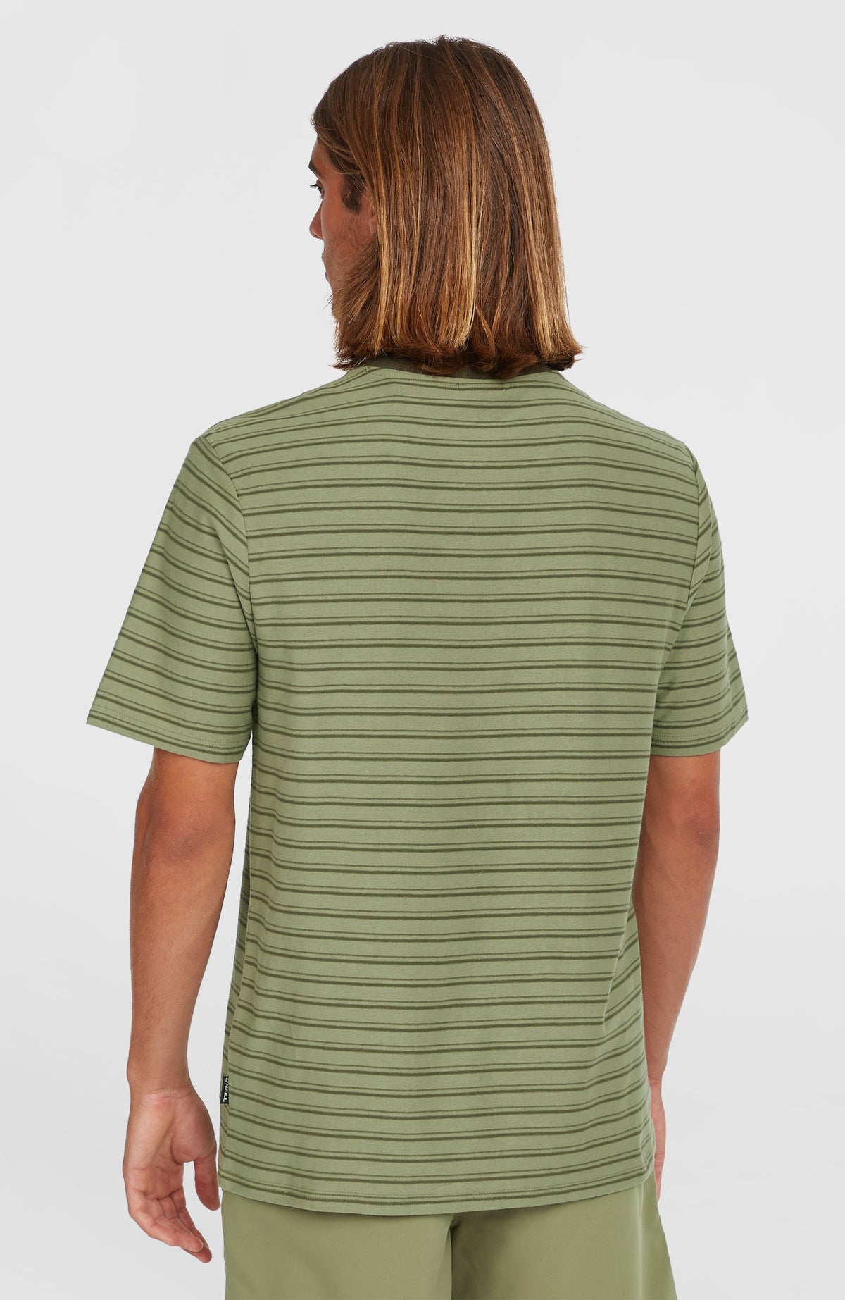 Yarn Stripe T-Shirt für Herren, grün mit Streifenmuster in Dunkelgrün, Rückansicht getragen am Model