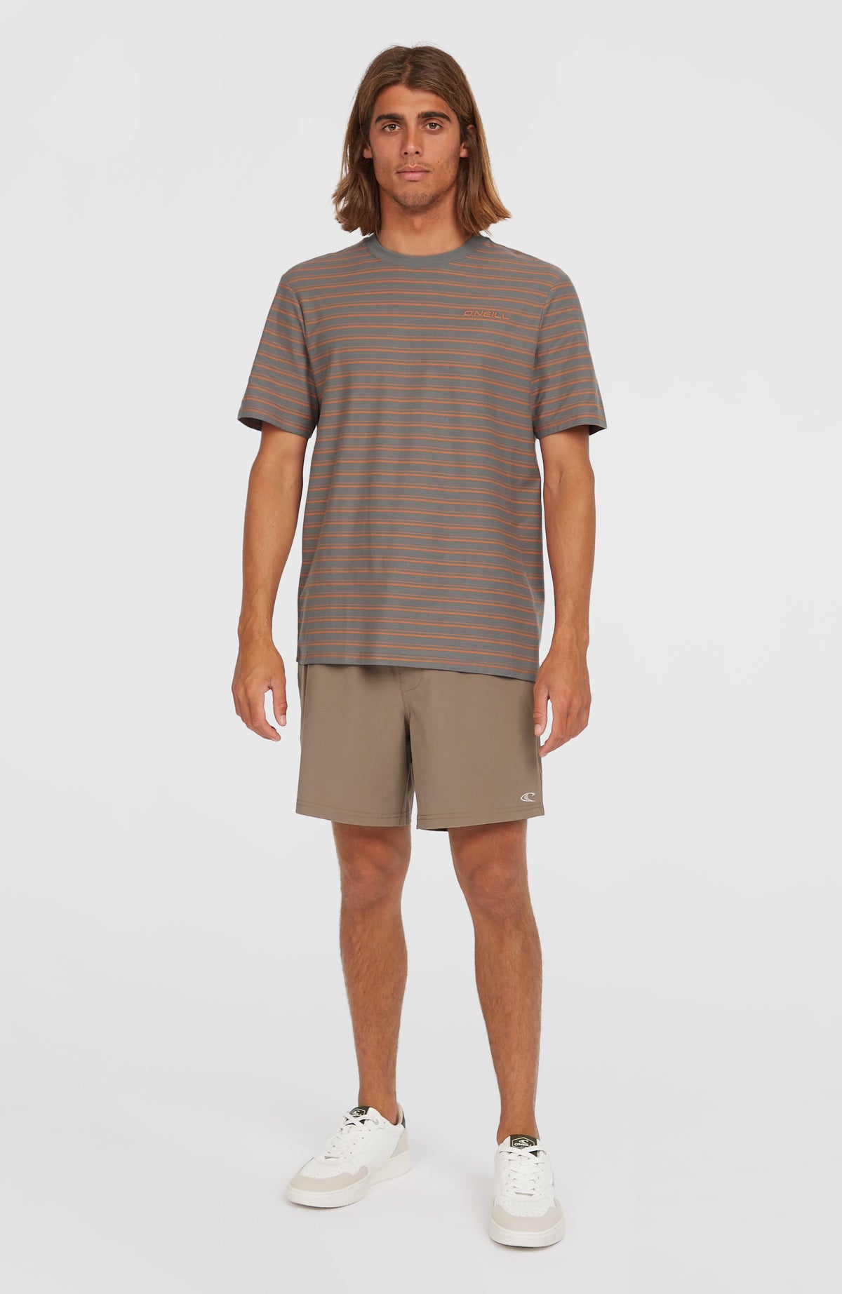 Yarn Stripe T-Shirt für Herren, grau mit Streifenmuster in Orange, Ganzkörperansicht am Model