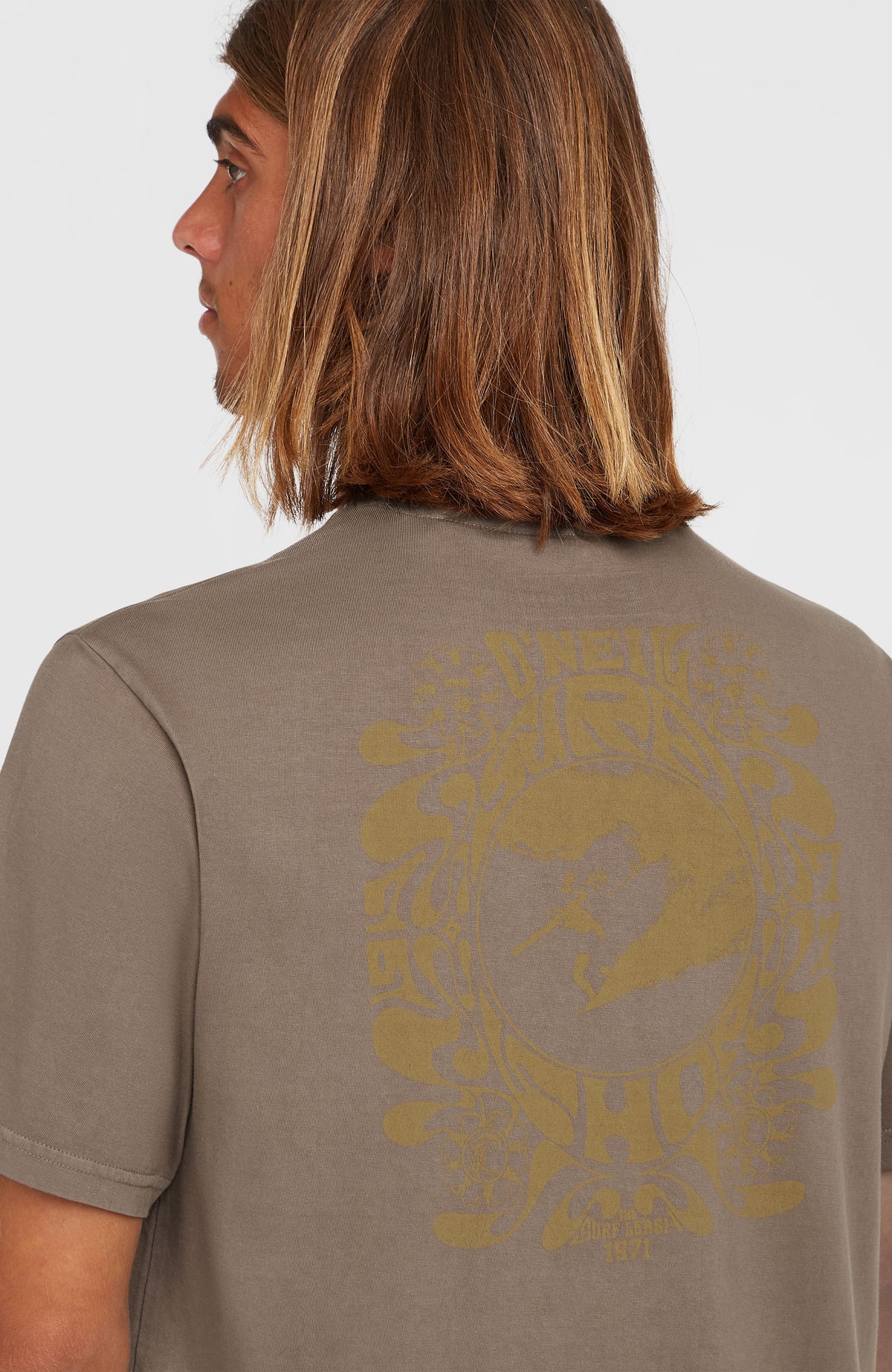 O'Riginals Vintage Graphic T-Shirt, braun mit Grafik-Print in Gelb, Nahaufnahme des Prints am Rücken