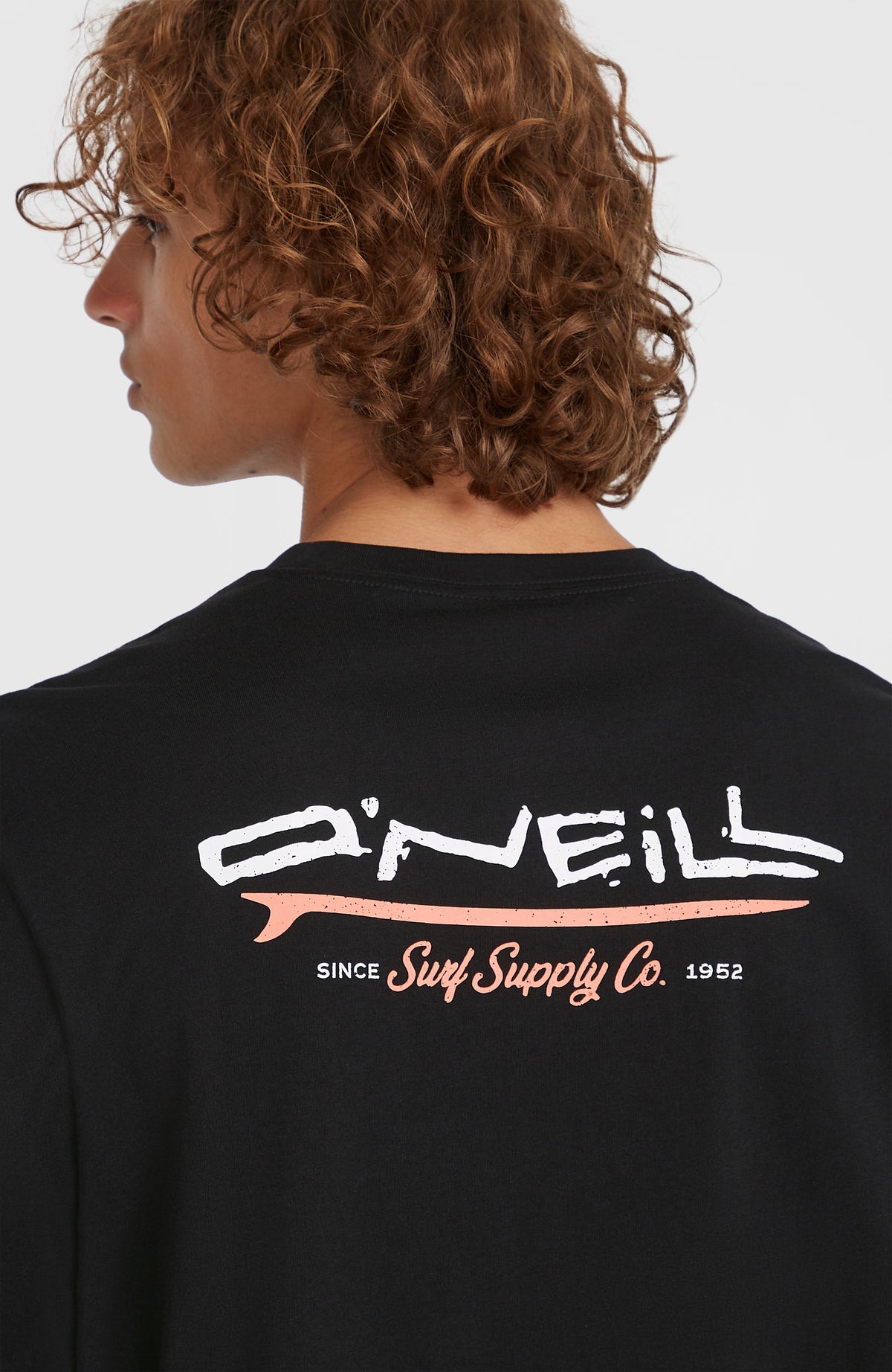 Nahaufnahme des Logo-Prints auf der Rückseite des schwarzen Retro Back Print T-Shirts für Herren in Weiß und Orange