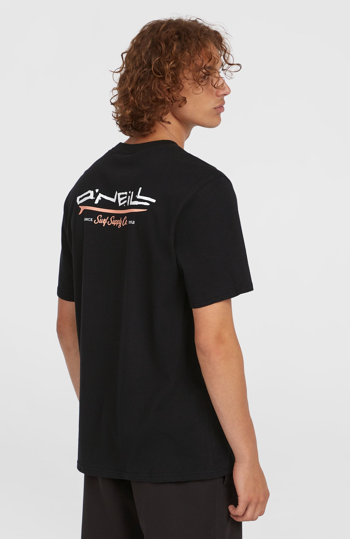 Retro Back Print T-Shirt für Herren, schwarz mit Logo-Print in Weiß und Orange, Ansicht von schräg hinten am Model