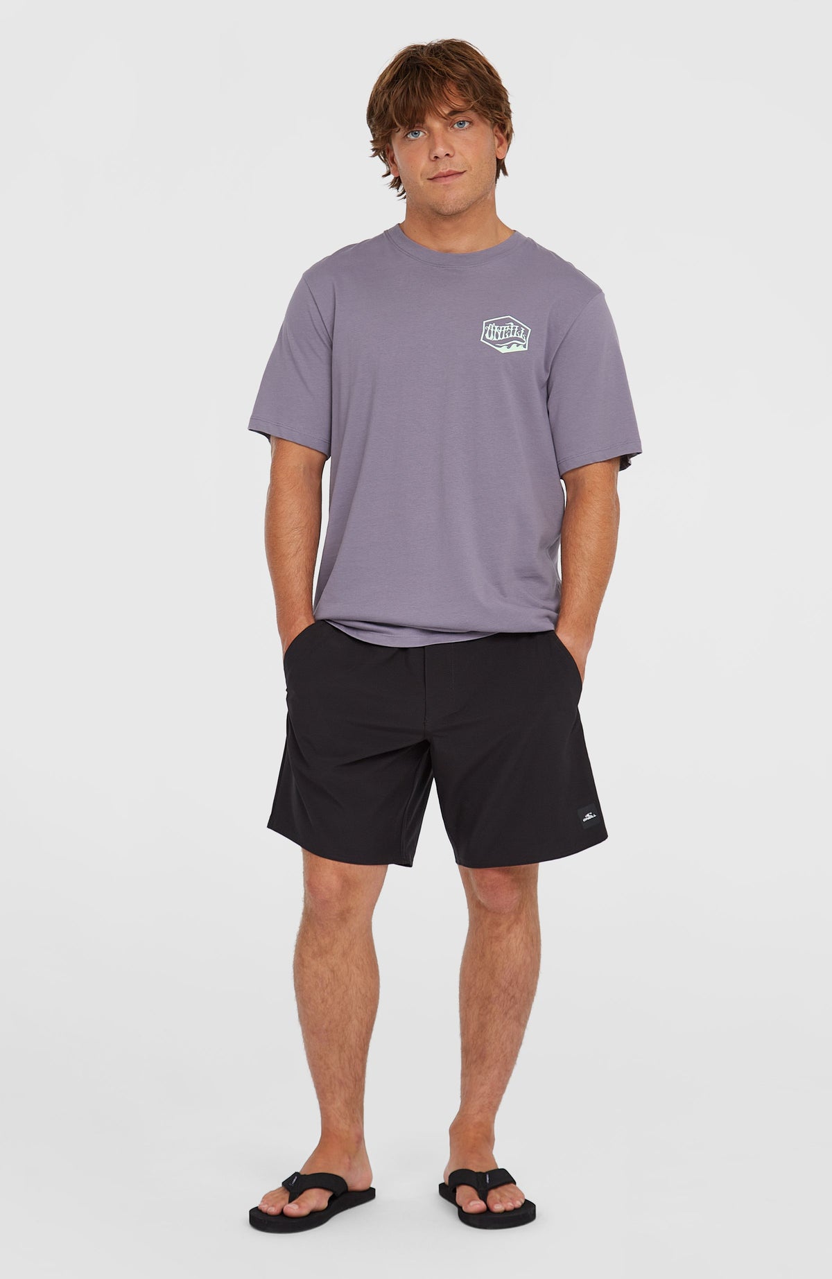 Box Logo T-Shirt für Herren, lila mit Logo-Print in Mintgrün, getragen am Model in Ganzkörperansicht von vorne