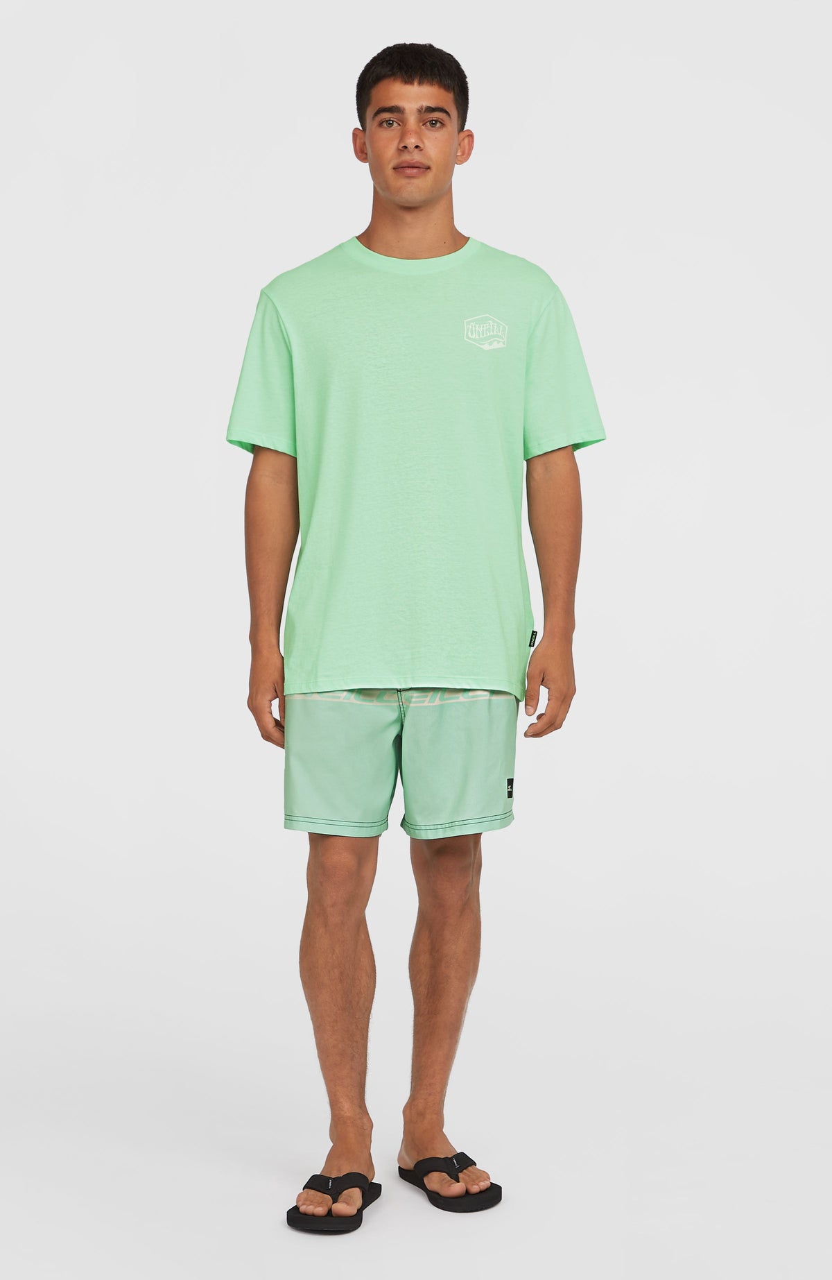 Box Logo T-Shirt für Herren, grün mit Logo-Print in Weiß, Ganzkörperansicht am Model