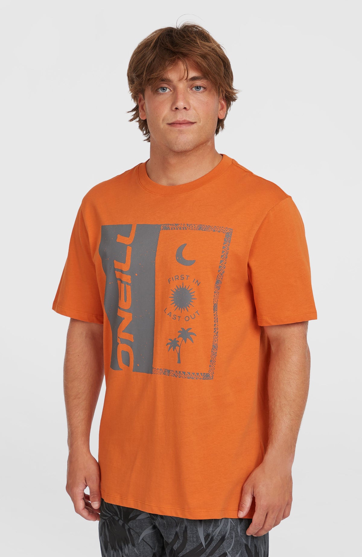 O'Neill Front Print T-Shirt für Herren, orange mit Grafik-Print in Grau, Vorderansicht am Model