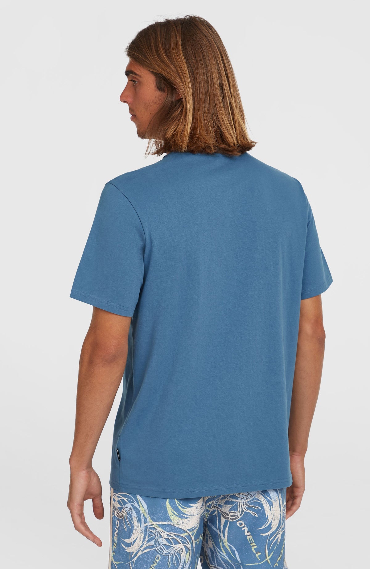 O'Riginals Badge T-Shirt für Herren, blau, Rückansicht, getragen am Model
