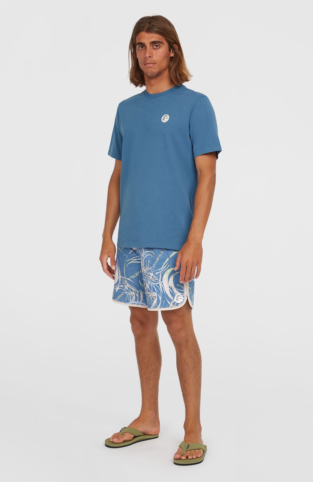 O'Riginals Badge T-Shirt für Herren, blau, Ganzkörperansicht von schräg vorne am Model
