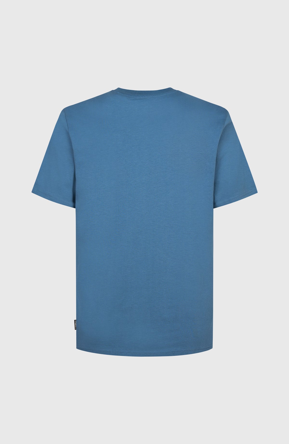 O'Riginals Badge T-Shirt für Herren, blau, flach liegend von hinten mit Label-Flag am Saum