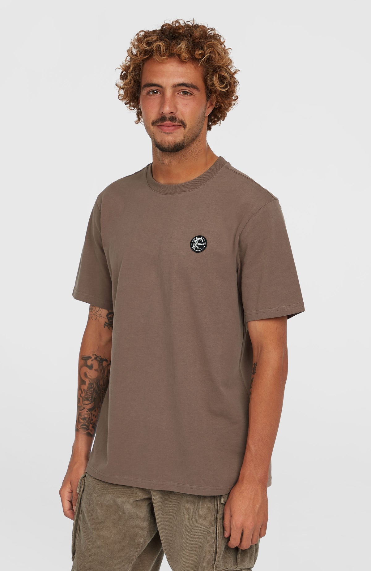 O'Neill O'Riginals Badge T-Shirt für Herren, braun, Vorderansicht am Model mit Logo-Badge