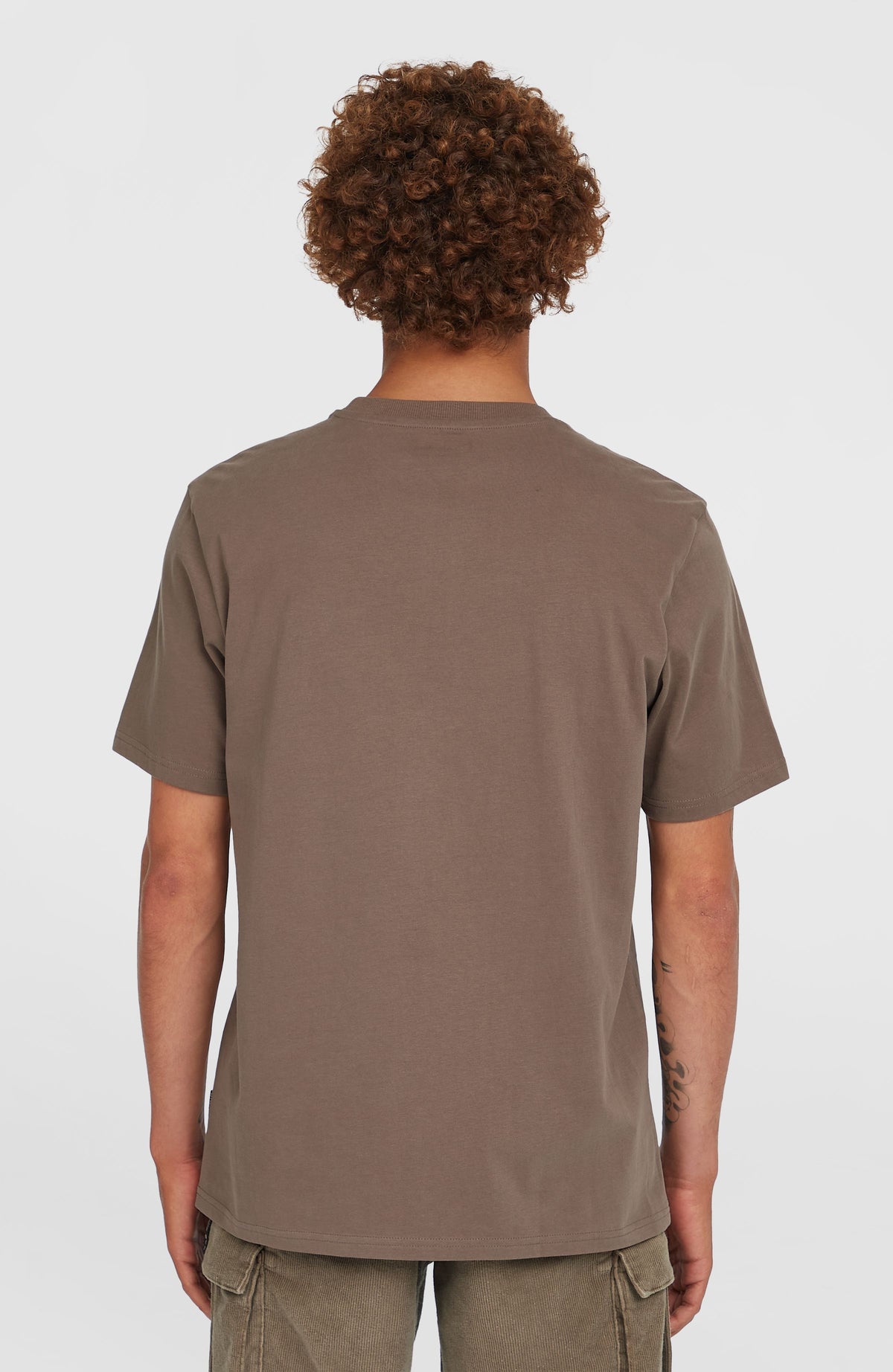 O'Riginals Badge T-Shirt für Herren, braun, Rückansicht getragen am Model