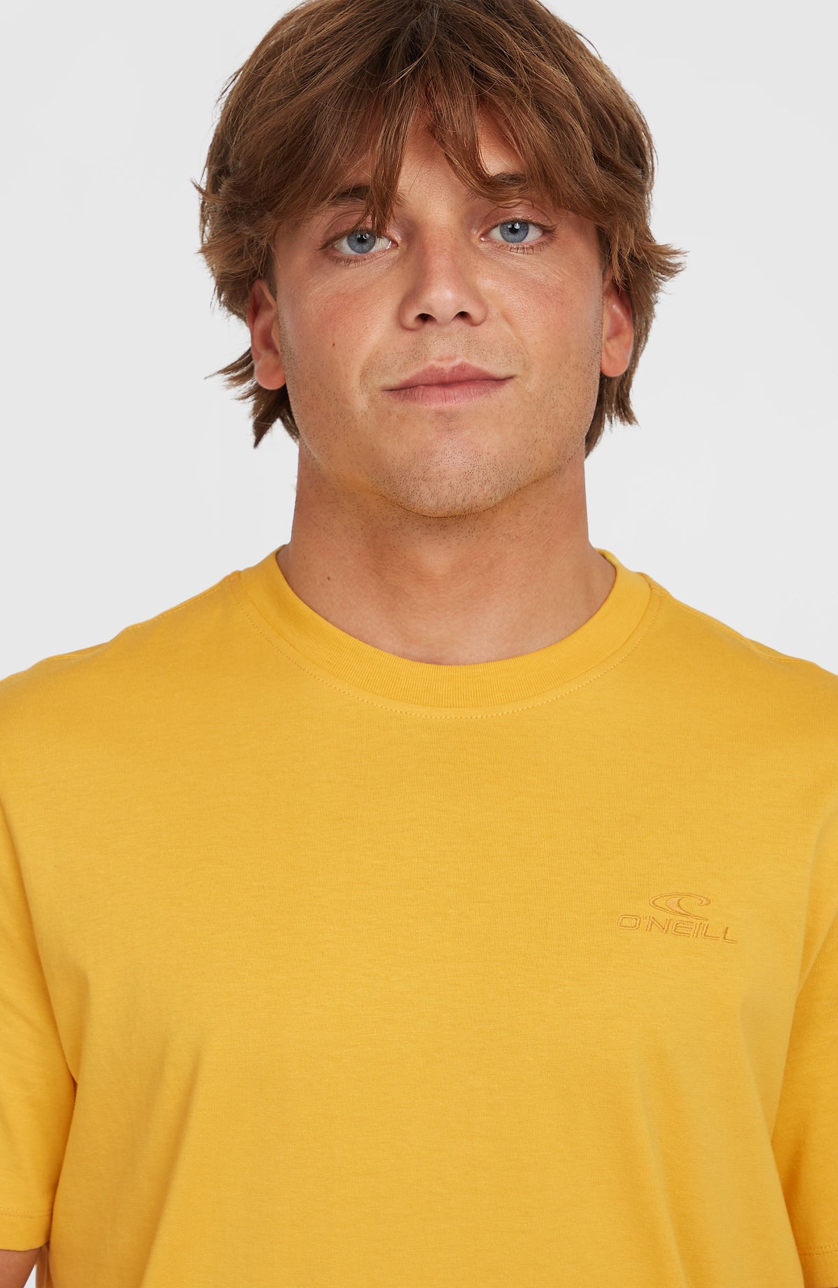 Nahaufnahme des Rundhalsausschnitts am gelben Small Logo T-Shirt mit kleiner Logo-Stickerei