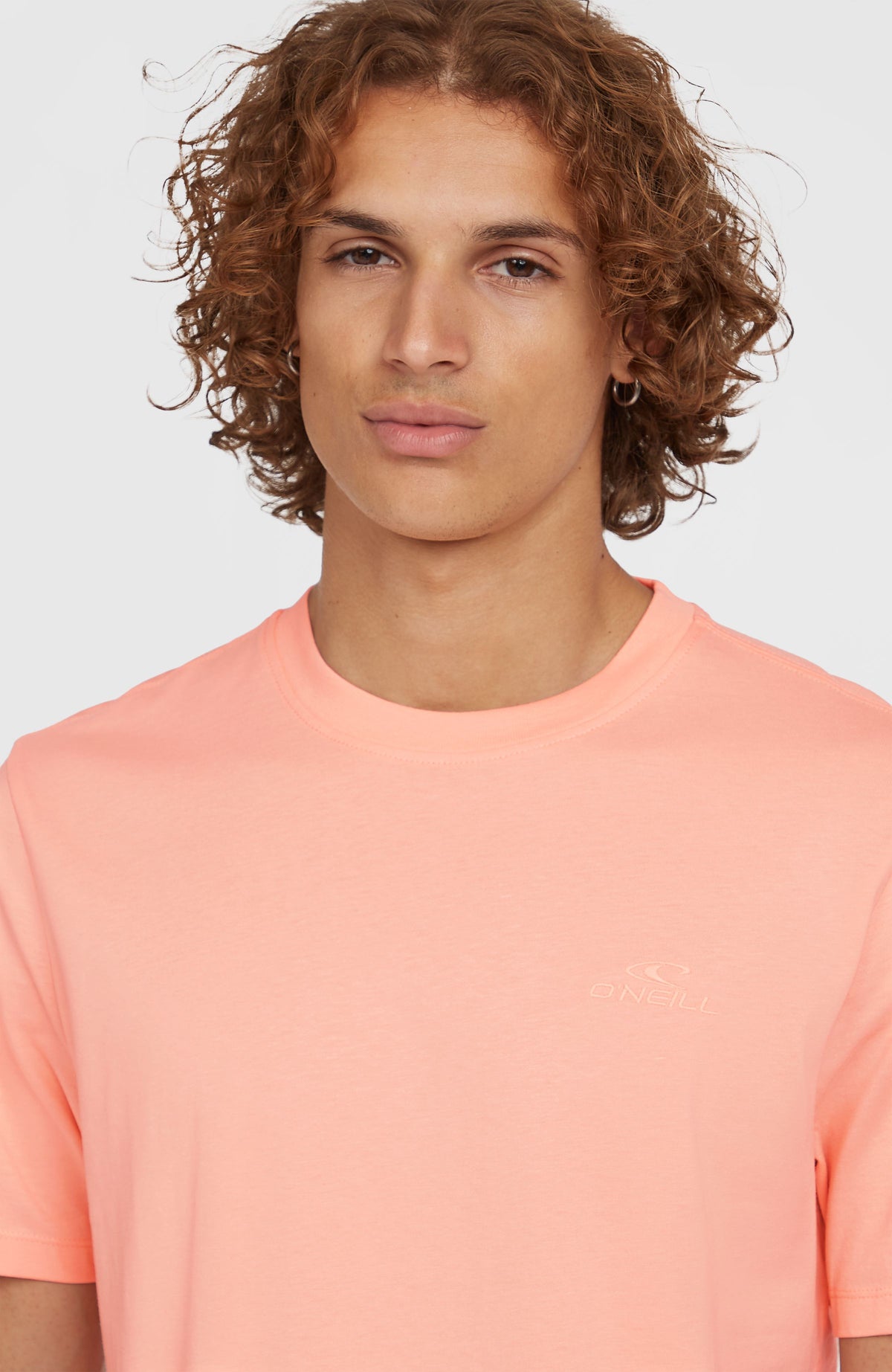 Nahaufnahme von Rundhalsausschnitt und kleinem Logo am pinken Small Logo T-Shirt