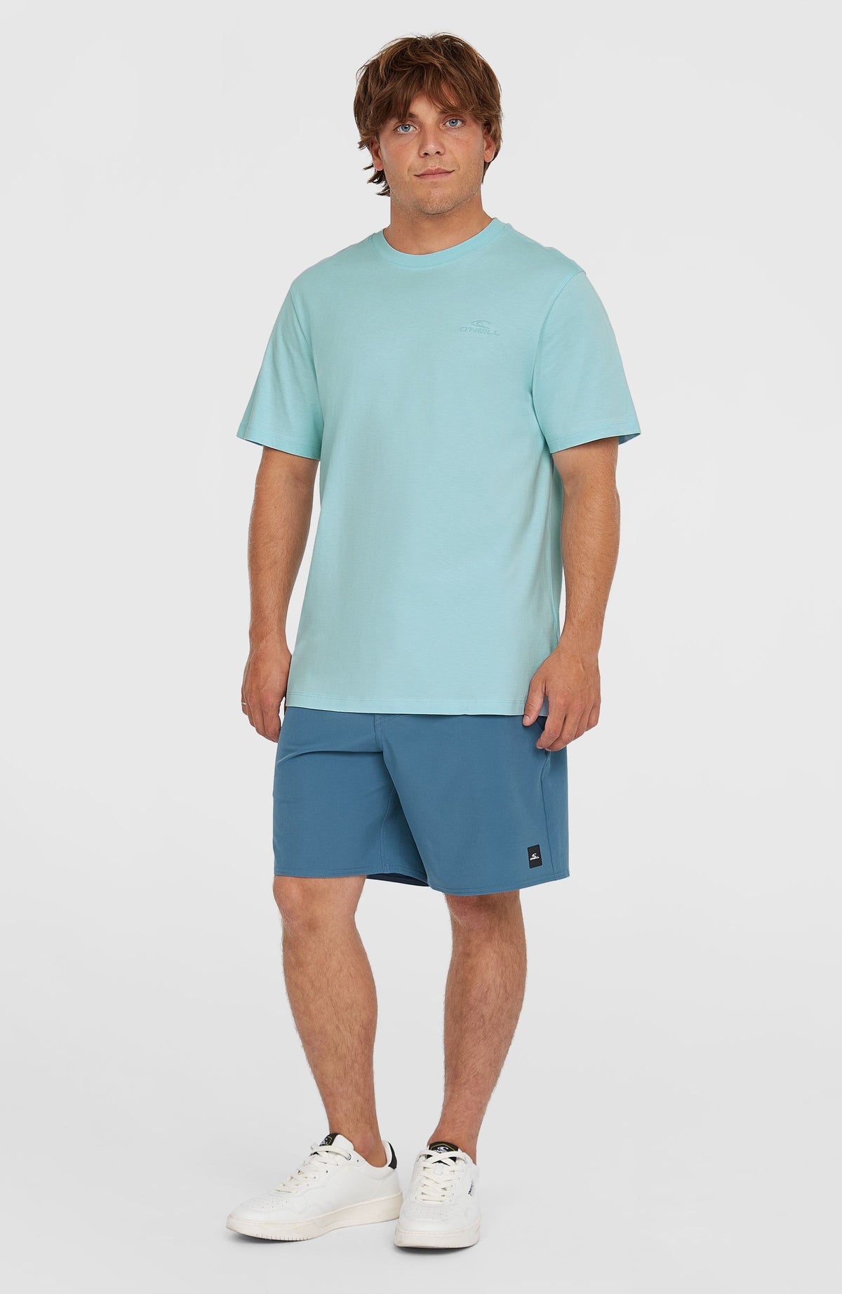 Small Logo T-Shirt für Herren, blau, getragen am Model in Ganzkörperansicht von vorne