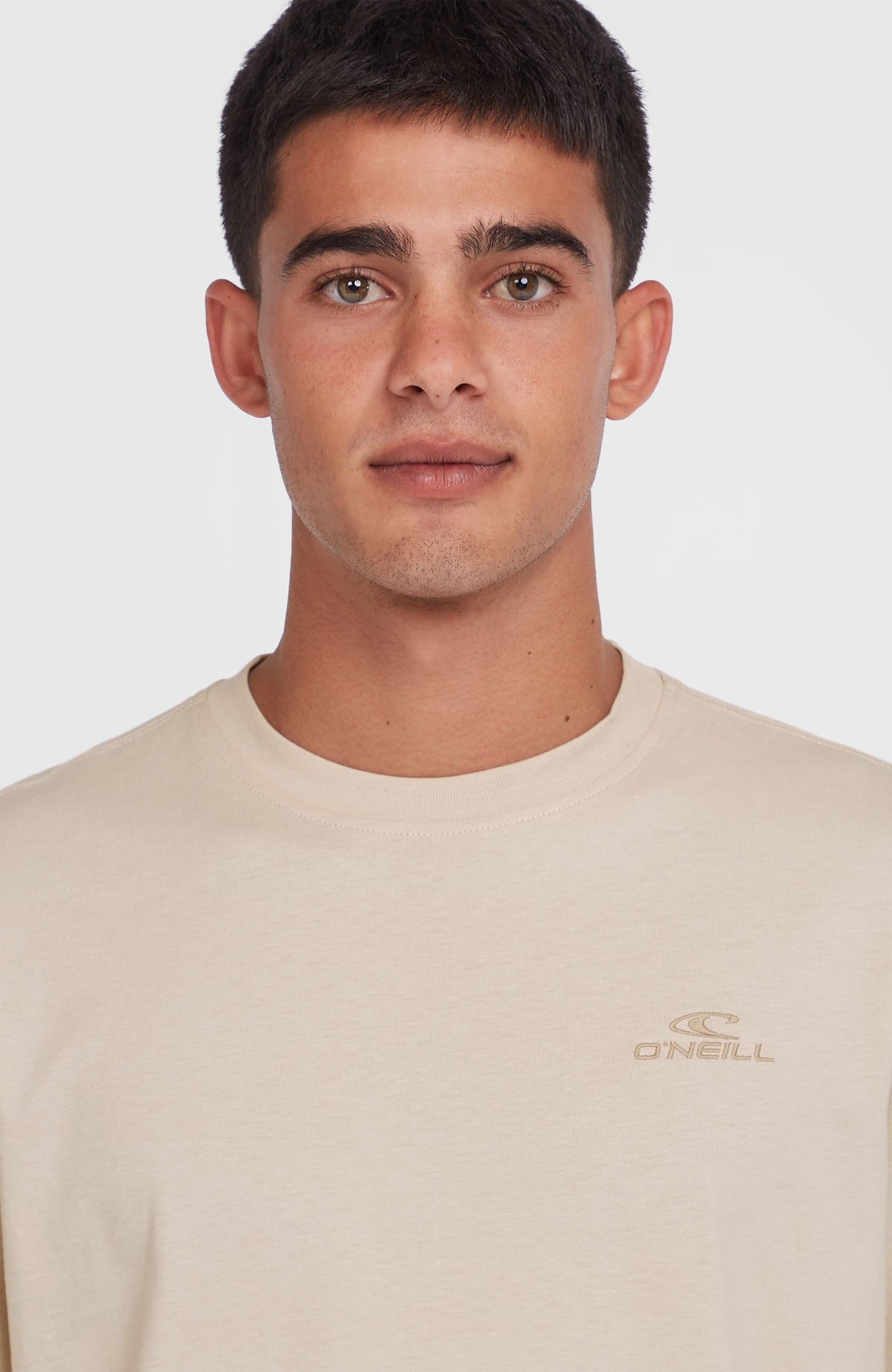 Small Logo T-Shirt für Herren, beige, Nahaufnahme von Rundhalsausschnitt und Logo am Model