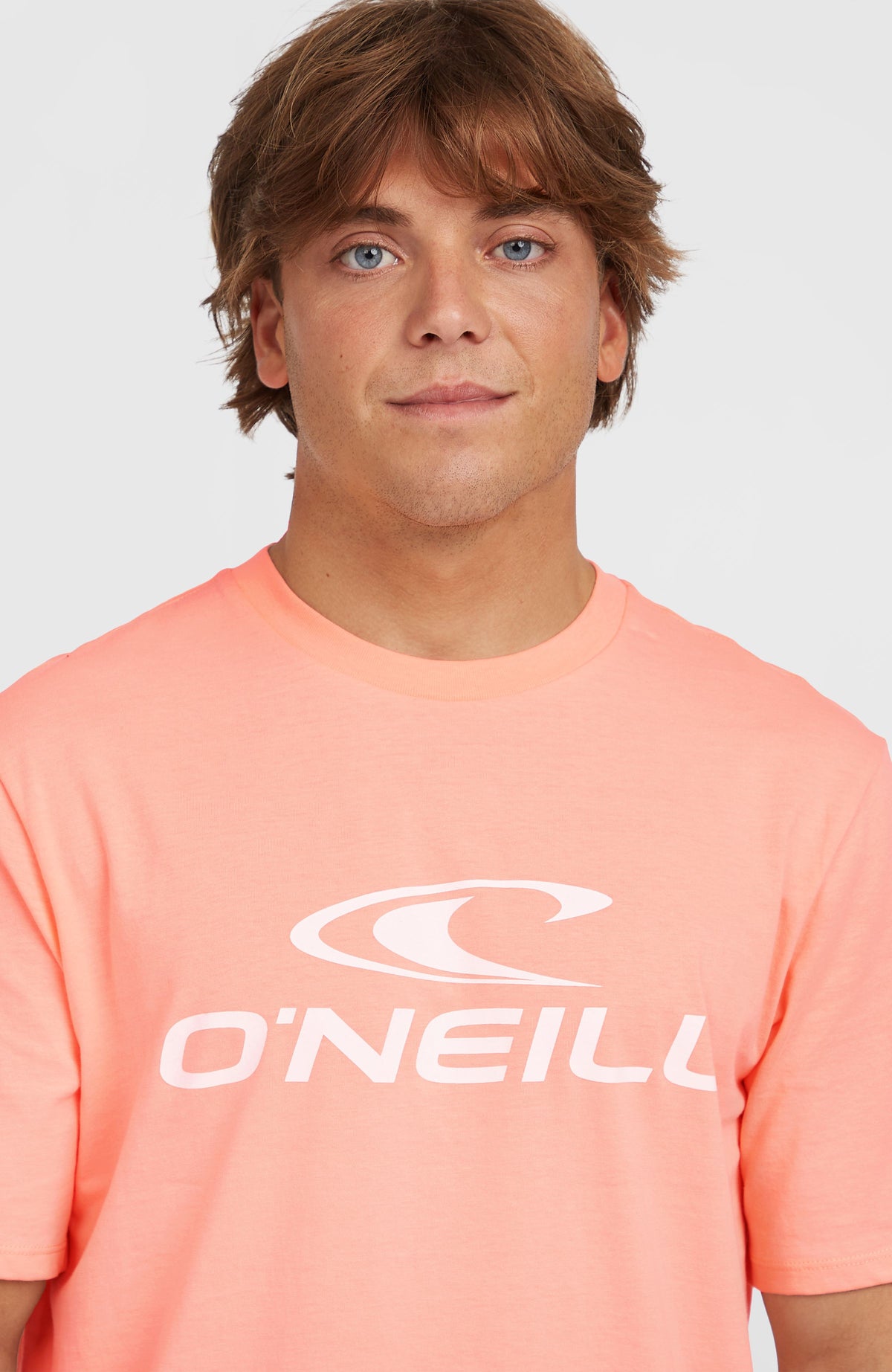 Logo T-Shirt für Herren, pink mit Logo-Print in Weiß, Nahaufnahme von Rundhalsausschnitt und Print am Model