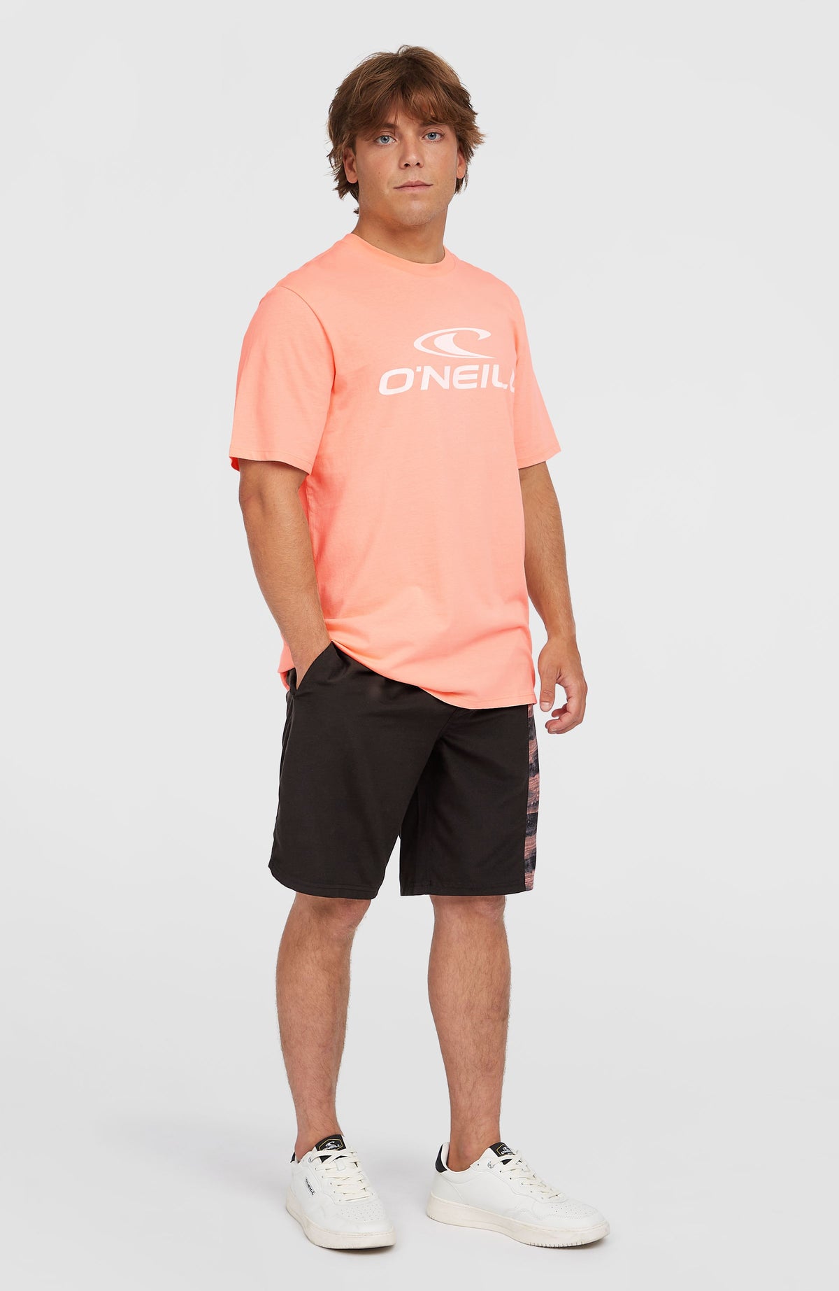 Logo T-Shirt für Herren, pink mit Logo-Print in Weiß, getragen am Model, Halbprofilansicht