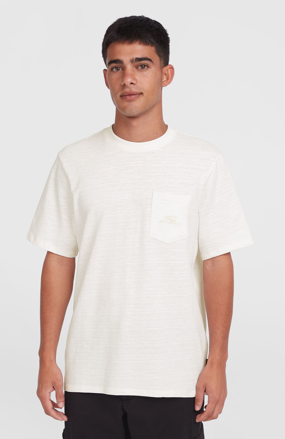 O'Neill Slub Chest Pocket T-Shirt für Herren, weiß, Vorderansicht am Model mit aufgesetzter Brusttasche