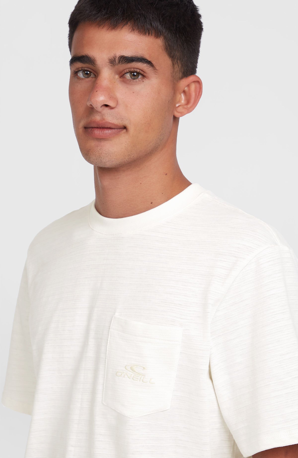 Slub Chest Pocket T-Shirt für Herren, weiß, Nahaufnahme von Rundhalsausschnitt und aufgesetzter Brusttasche