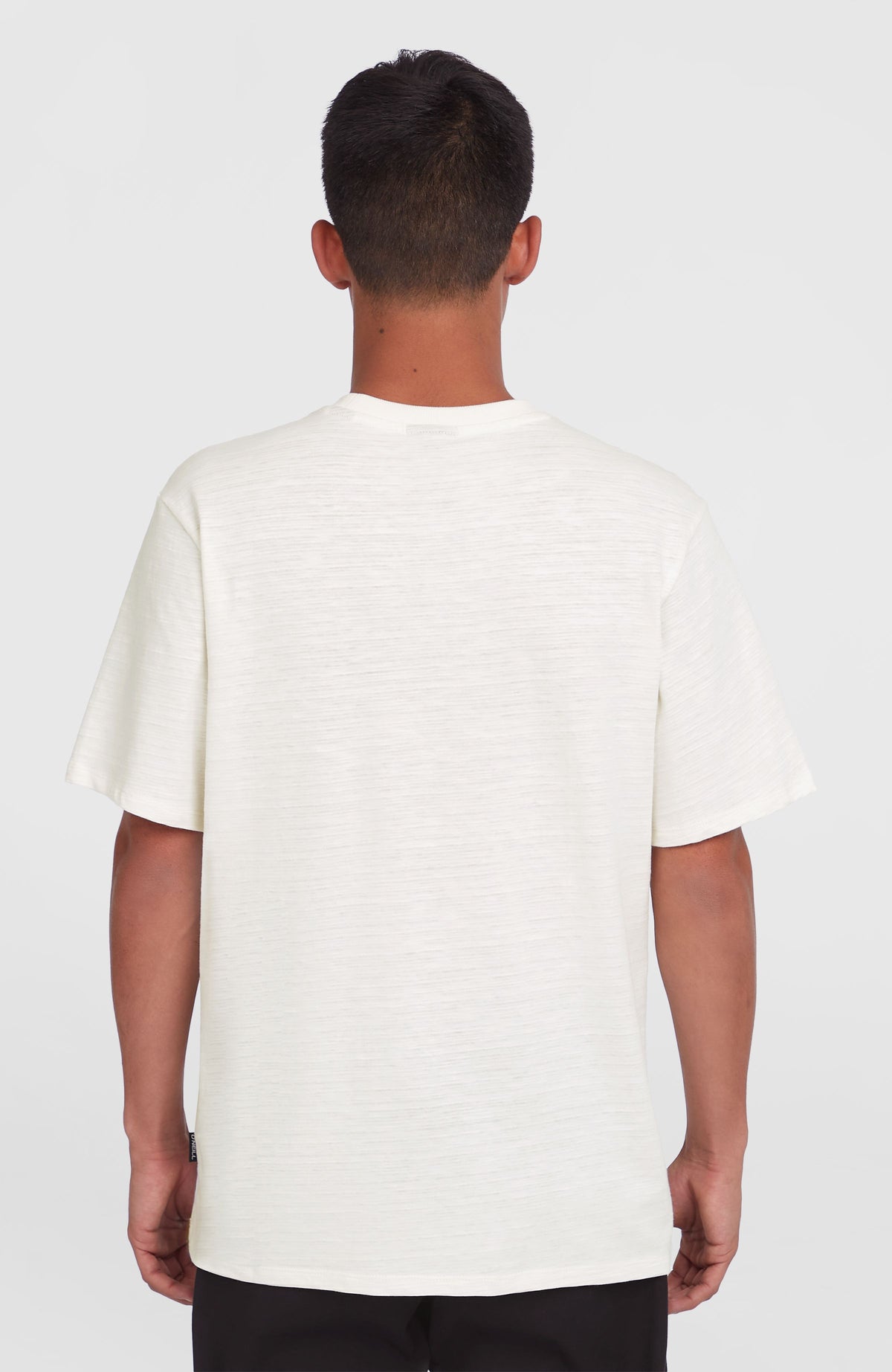 Slub Chest Pocket T-Shirt für Herren, weiß, Rückansicht am Model mit Rundhalsausschnitt und kleinem Logo-Label