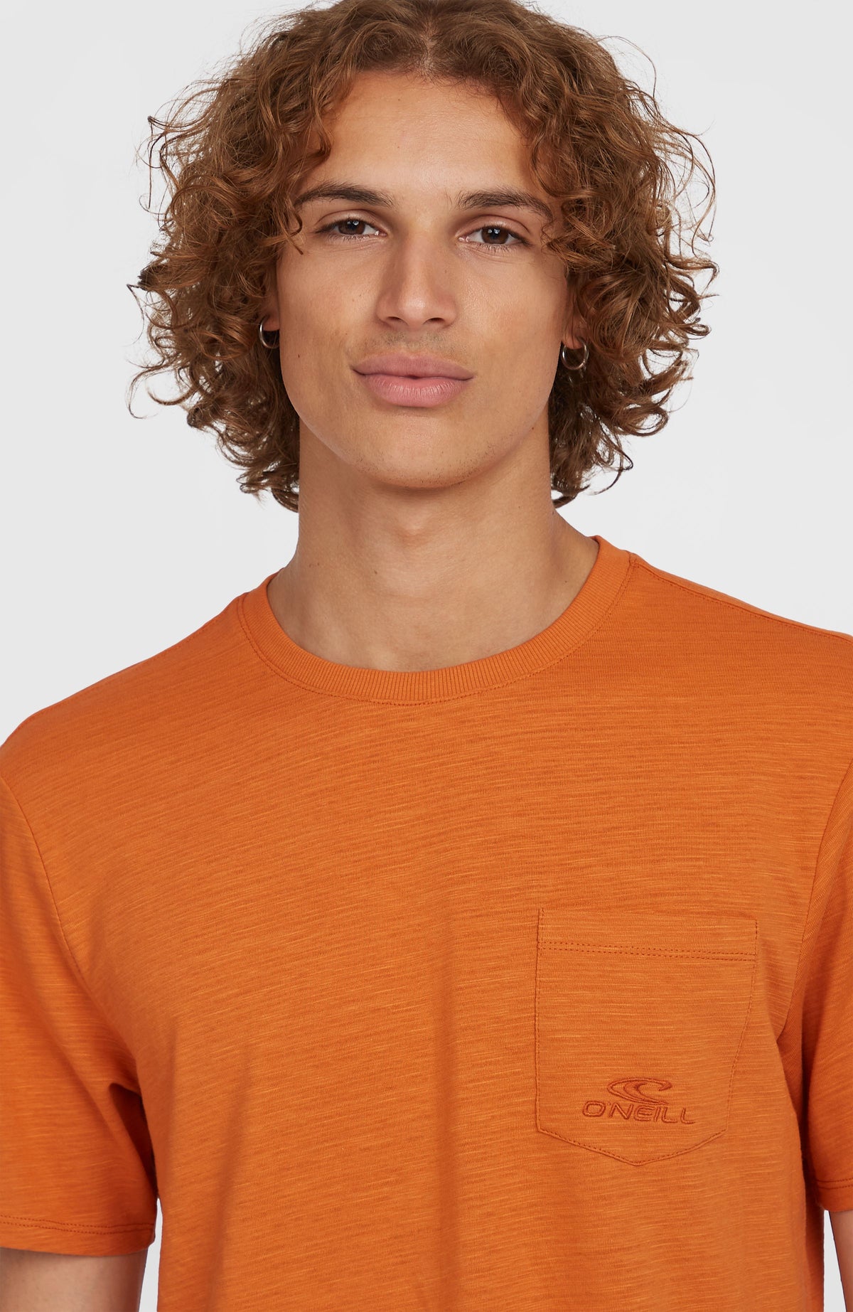 Slub Chest Pocket T-Shirt für Herren, orange, Nahaufnahme der Brusttasche am Model