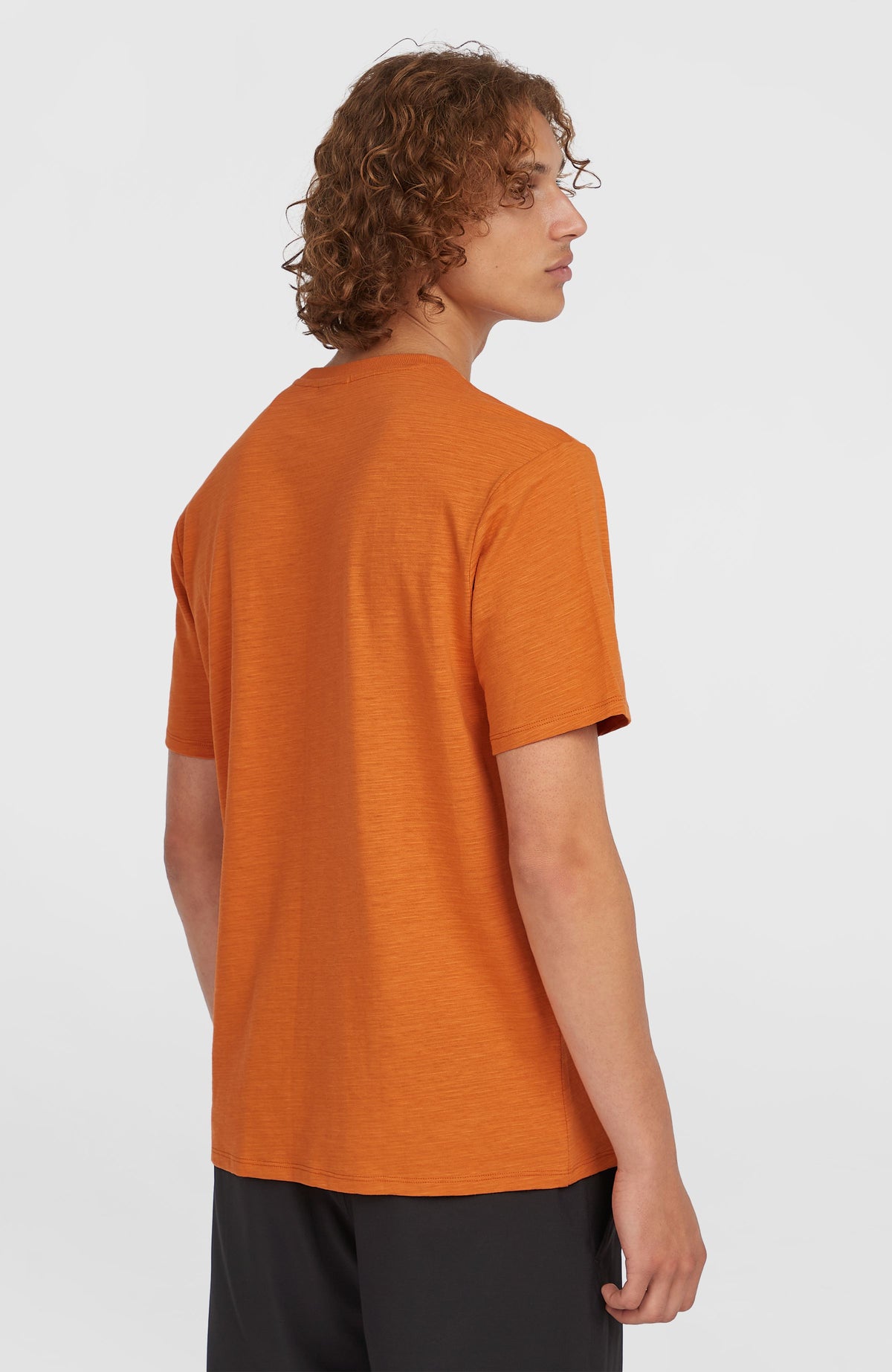 Slub Chest Pocket T-Shirt für Herren, orange, Rückansicht von der Seite am Model