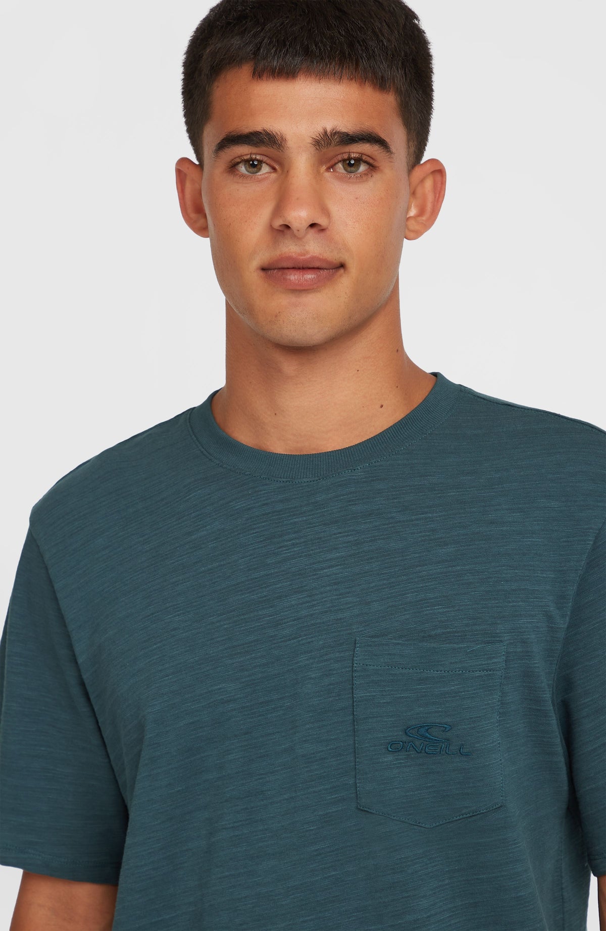 Slub Chest Pocket T-Shirt für Herren, blau, Nahaufnahme von Rundhalsausschnitt und Brusttasche am Model