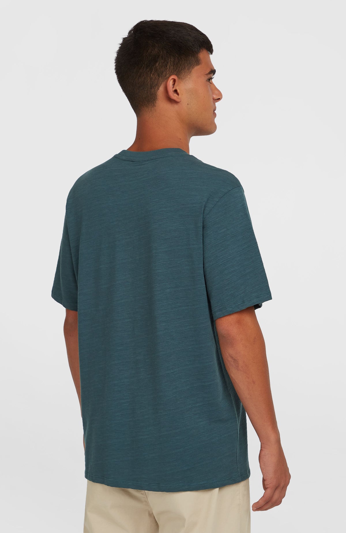 Slub Chest Pocket T-Shirt für Herren, blau, Rückansicht von schräg hinten am Model