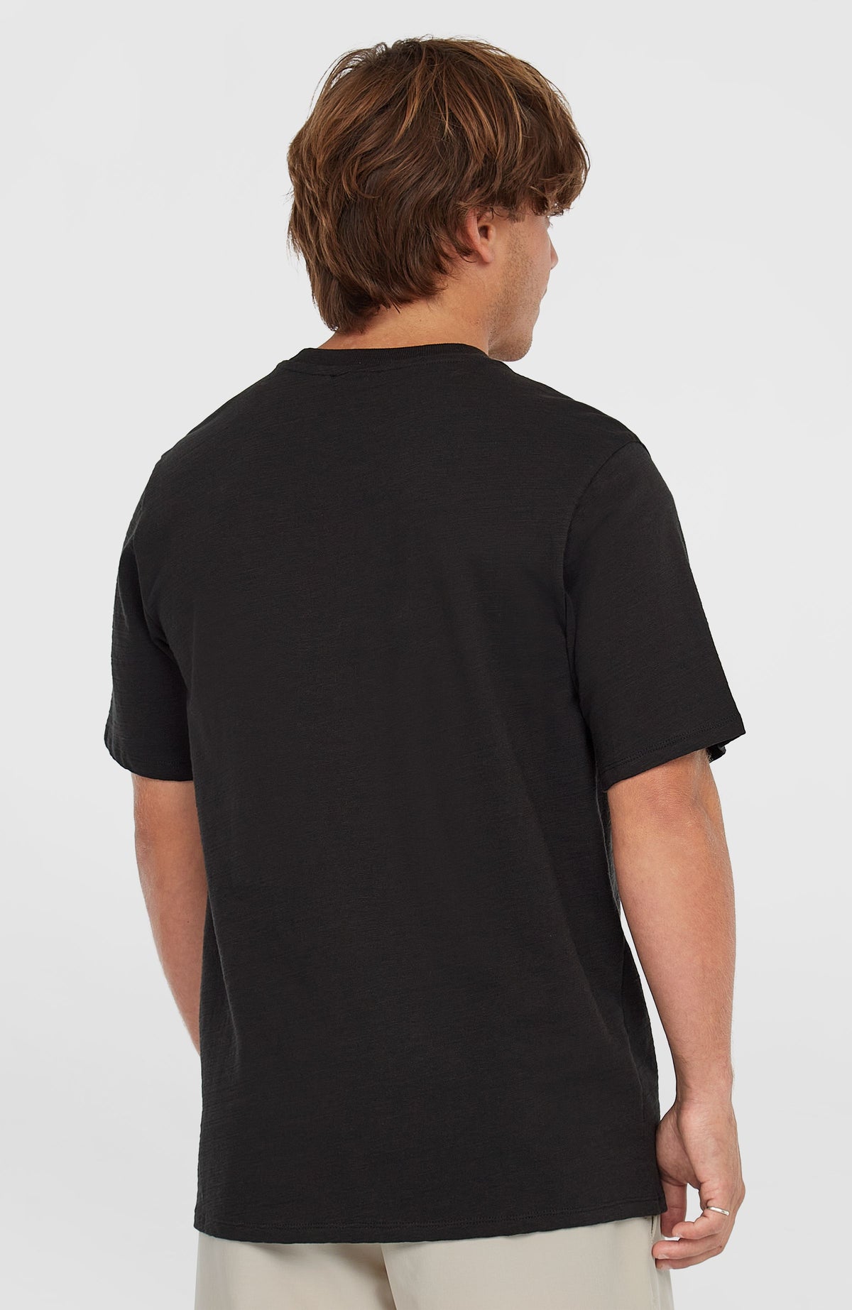 Slub Chest Pocket T-Shirt für Herren, schwarz, getragen am Model in der Rückansicht mit geradem Saum