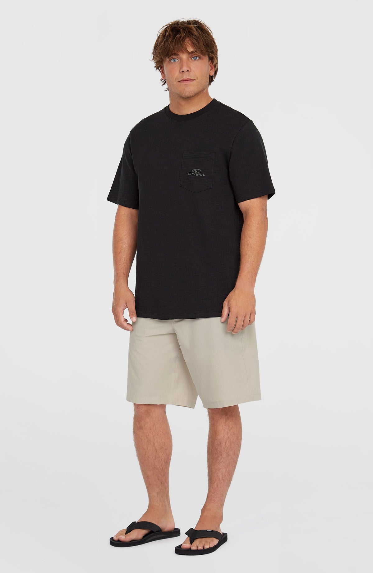 Slub Chest Pocket T-Shirt für Herren, schwarz, getragen am Model in frontaler Ganzkörperansicht