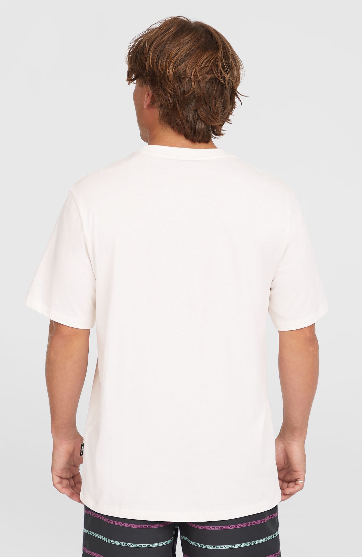 Chest Print T-Shirt für Herren, weiß, Rückansicht am Model mit kleinem Label an der Seitennaht