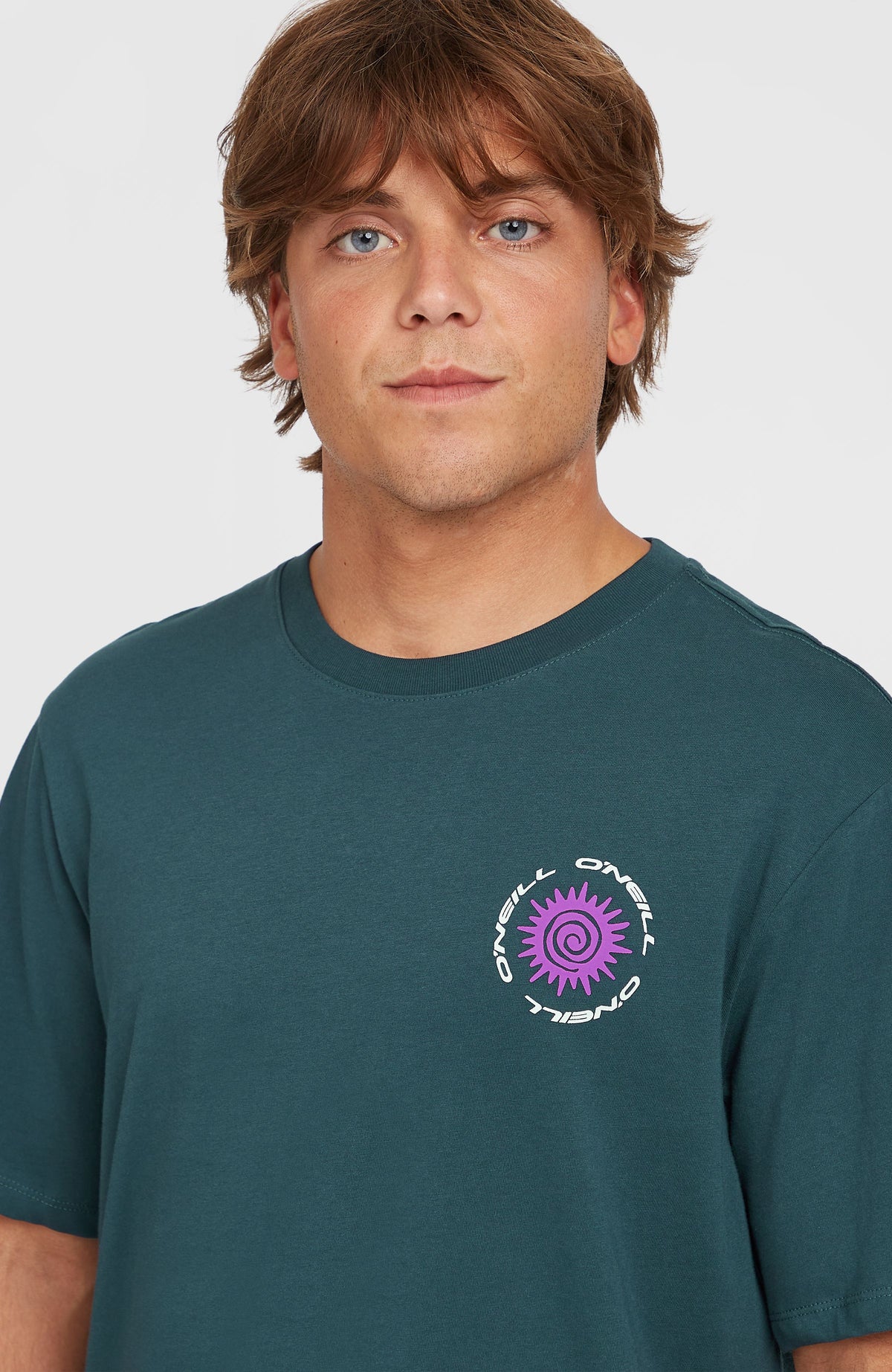 Chest Print T-Shirt für Herren, blau, Nahaufnahme des Logo-Prints in Lila und Weiß am Model