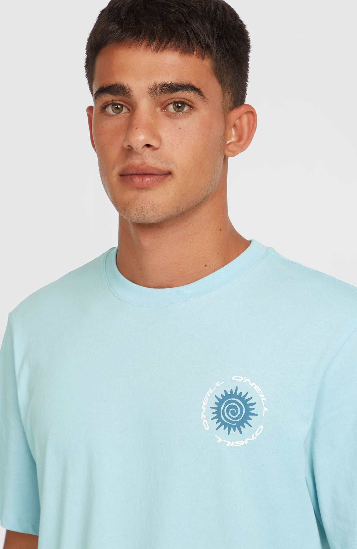 Chest Print T-Shirt für Herren in Blau, Nahaufnahme von Rundhalsausschnitt und Logo-Print am Model