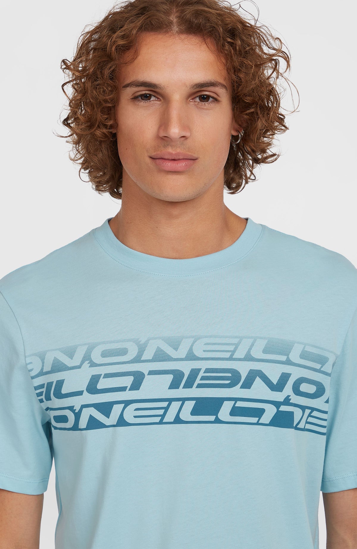 Nahaufnahme von Rundhalsausschnitt und Logo-Print in Dunkelblau des blauen Stripe T-Shirt am Model