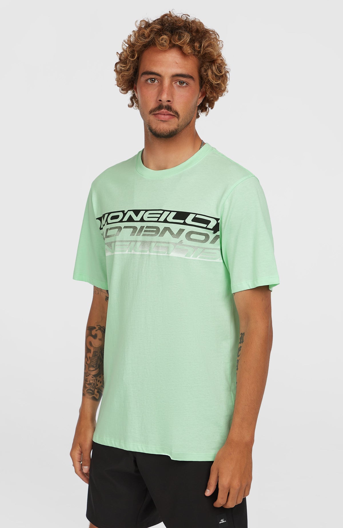 O'Neill Stripe T-Shirt für Herren, grün mit Logo-Print in Schwarz und Weiß, Vorderansicht am Model