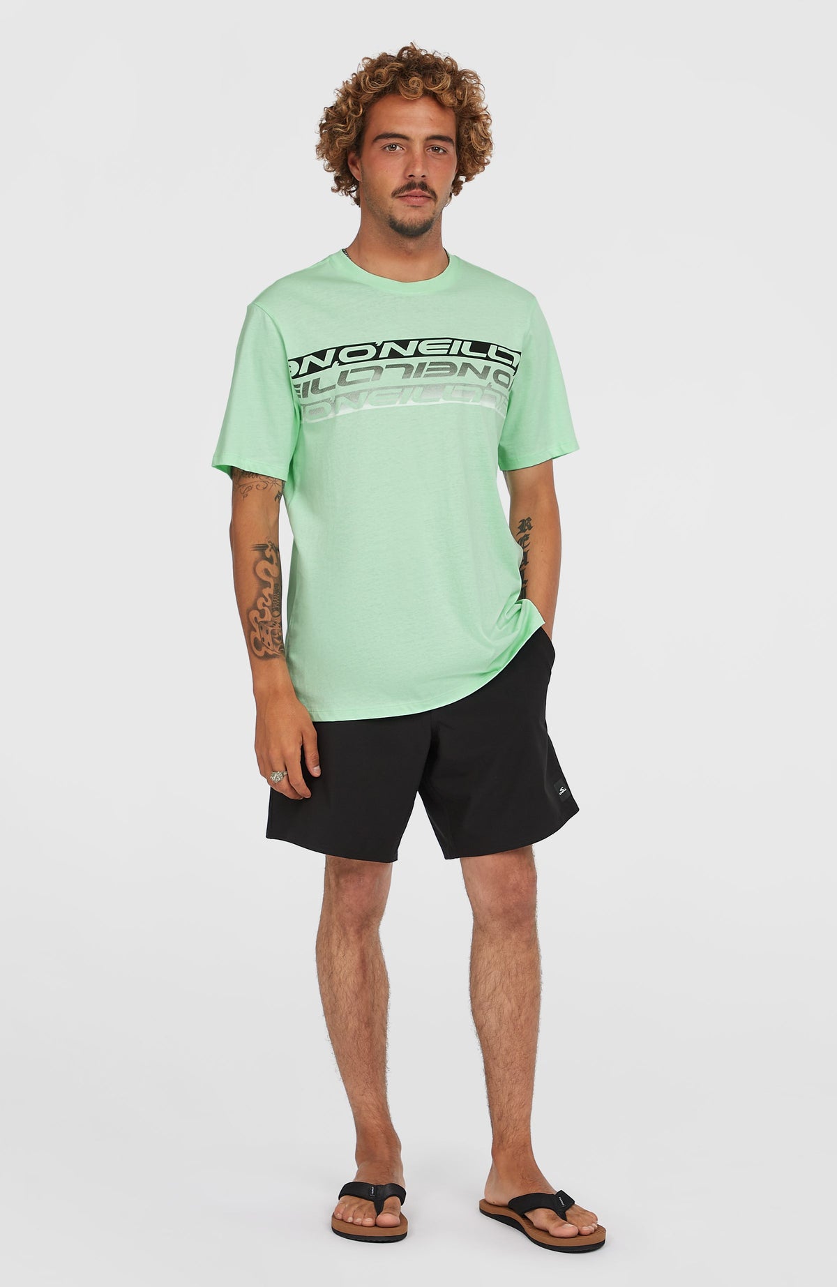 Stripe T-Shirt für Herren, grün mit Logo-Print in Schwarz und Weiß, Ganzkörperansicht am Model