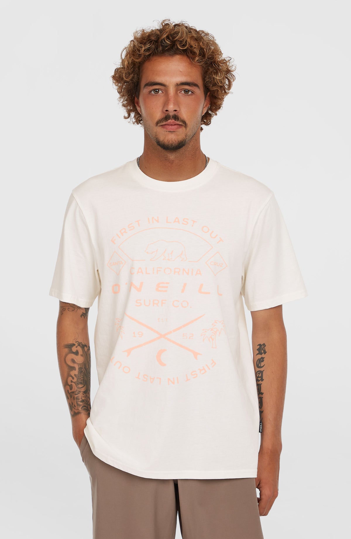 O'Neill Jack O'Neill Muir T-Shirt für Herren, weiß mit Grafik-Print in Orange, Vorderansicht am Model