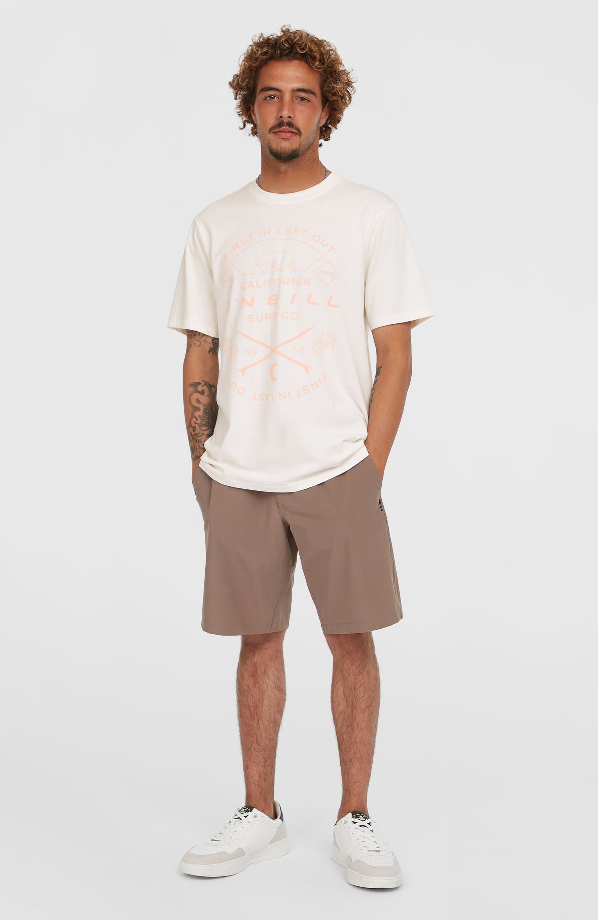 Jack O'Neill Muir T-Shirt für Herren, weiß mit Grafik-Print in Orange, Ganzkörperansicht am Model