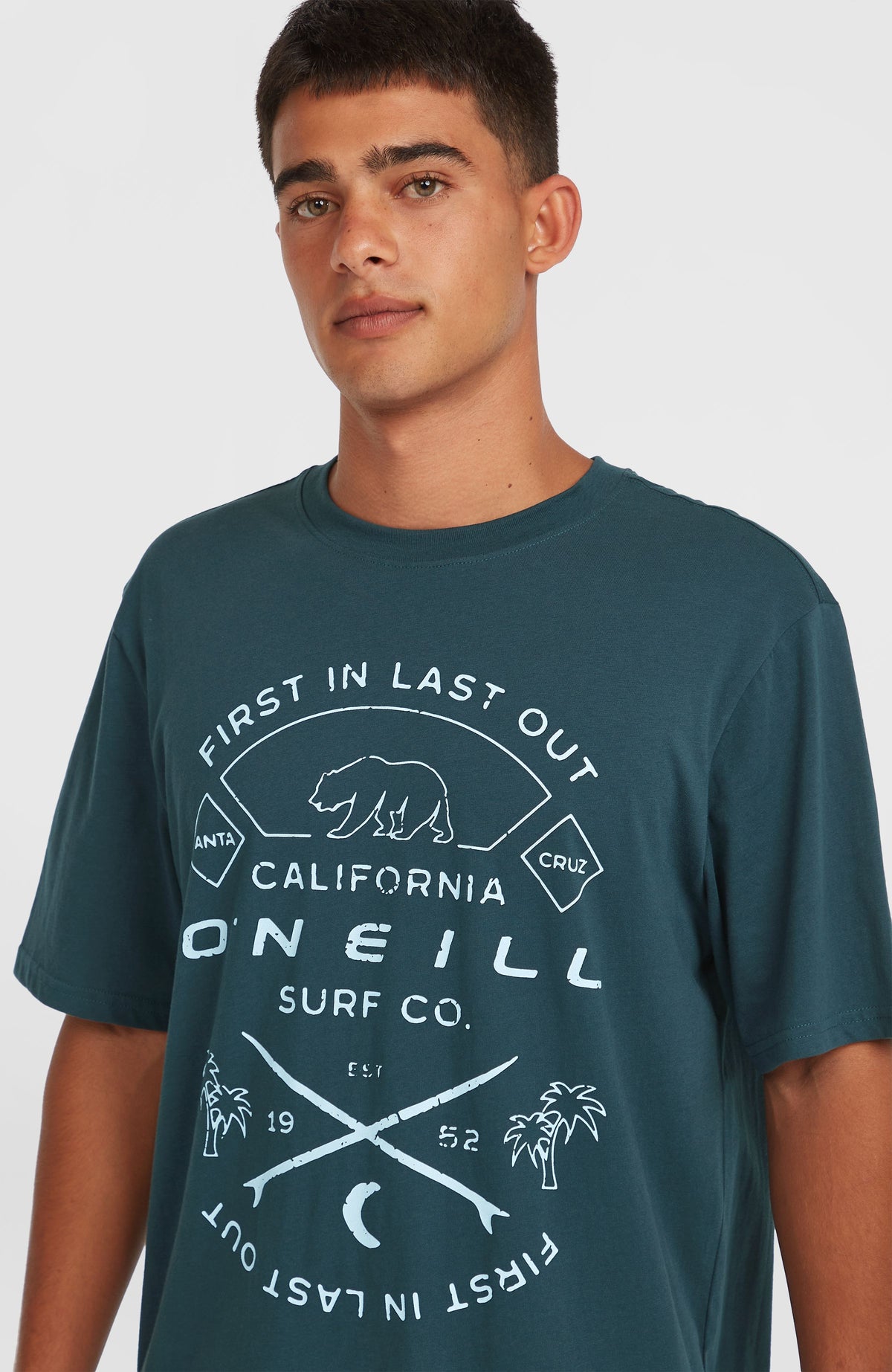 Jack O'Neill Muir T-Shirt für Herren, blau mit Logo-Print in Weiß, Nahaufnahme von Rundhalsausschnitt und Print