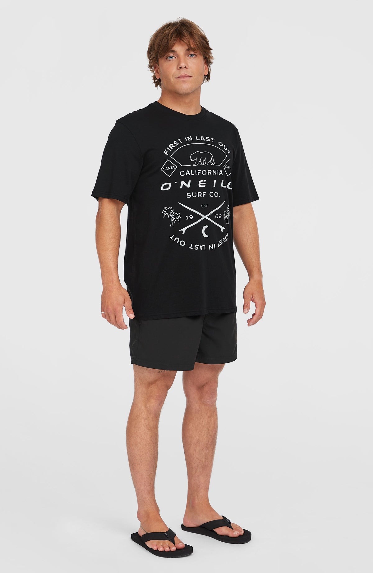 Jack O'Neill Muir T-Shirt für Herren, schwarz mit Logo-Print in Weiß, Ganzkörperansicht am Model