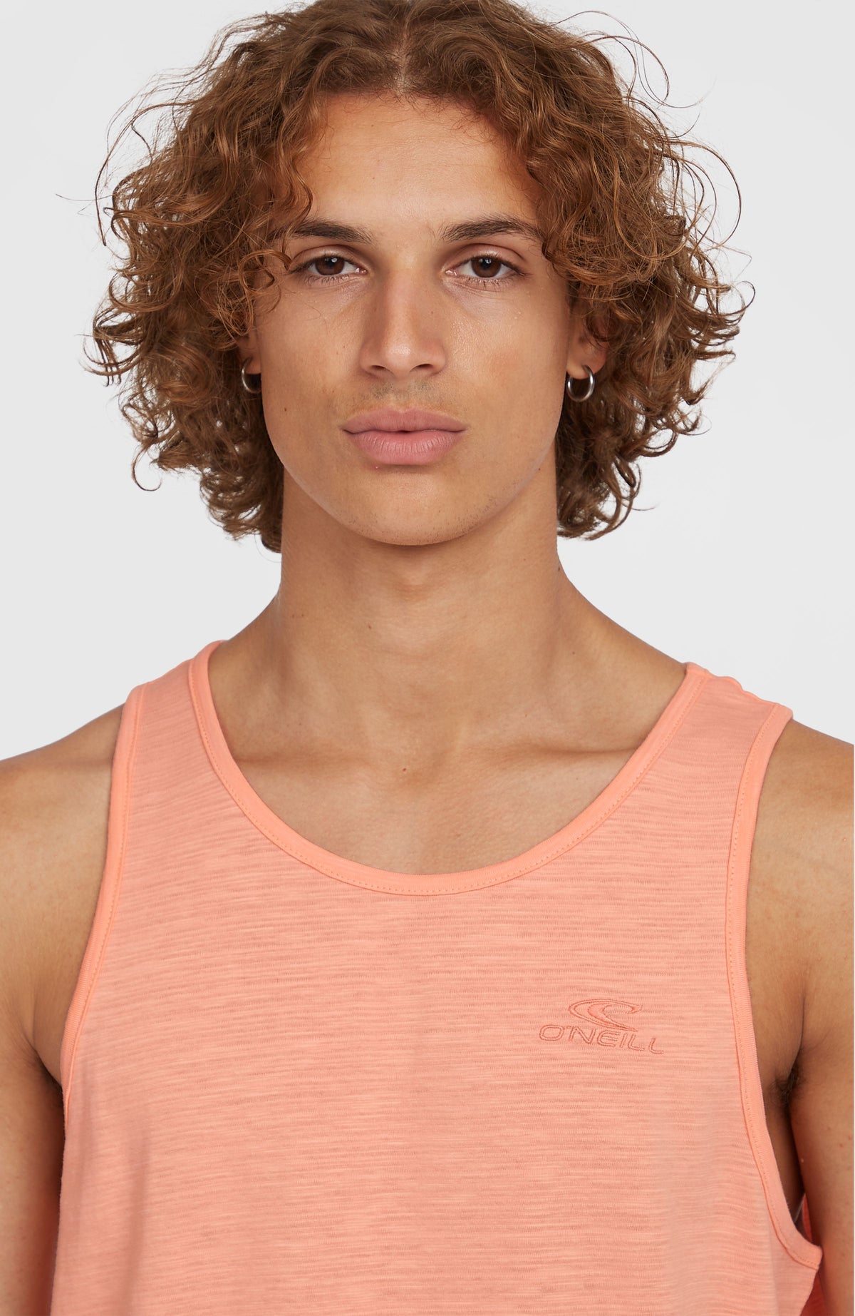 Nahaufnahme des pinken Slub Tanktops am Model mit Ausschnitt und kleinem Logo-Print