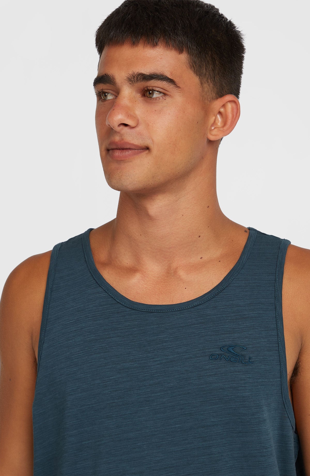 Slub Tanktop für Herren, blau, Nahaufnahme des Ausschnitts mit dezentem Logo-Stick
