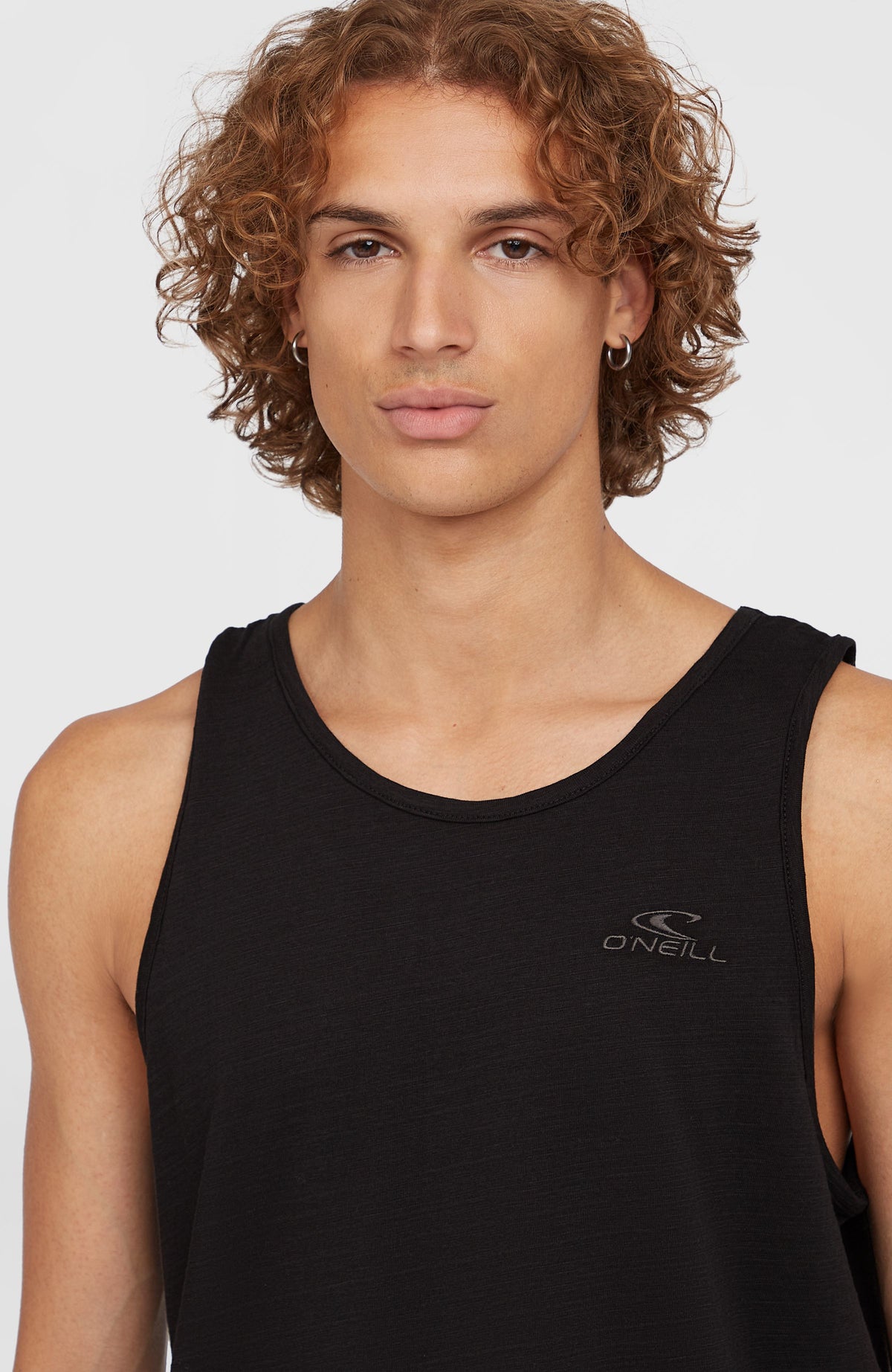 Slub Tanktop für Herren, schwarz, Nahaufnahme von Rundhalsausschnitt und dezentem Logo-Print