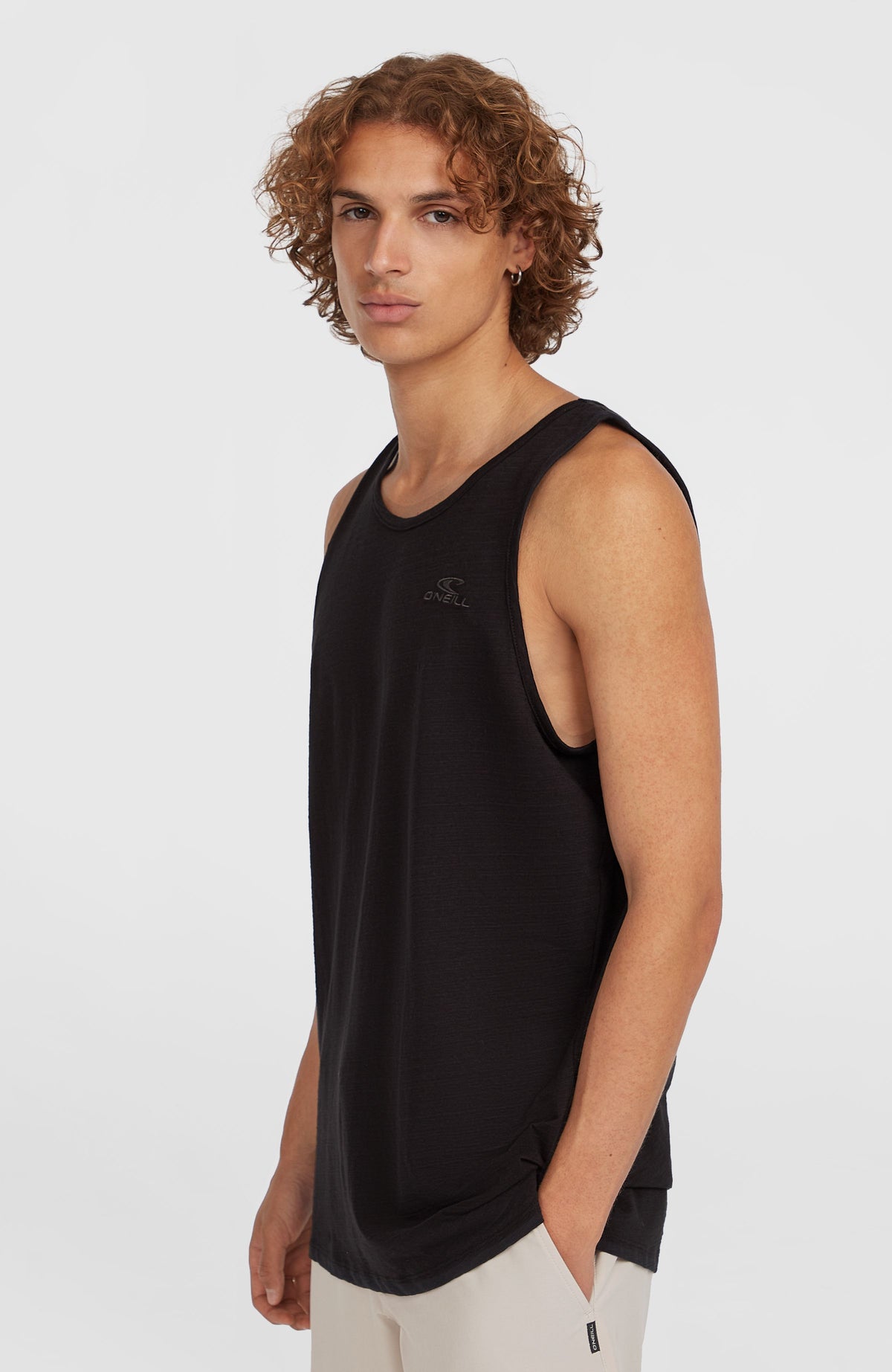 Slub Tanktop für Herren, schwarz, seitliche Ansicht, getragen am Model