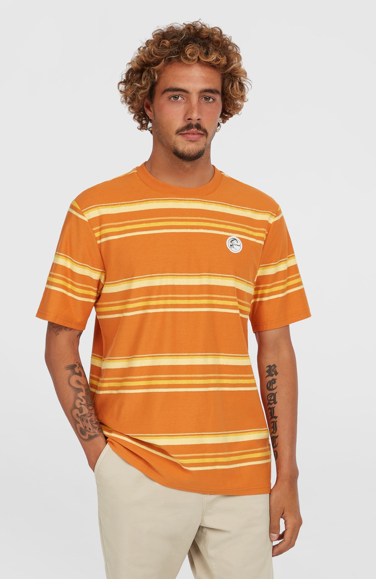 O'Neill O'Riginals Stripe T-Shirt für Herren, orange mit Streifenmuster in Gelb und Weiß, am Model von vorne