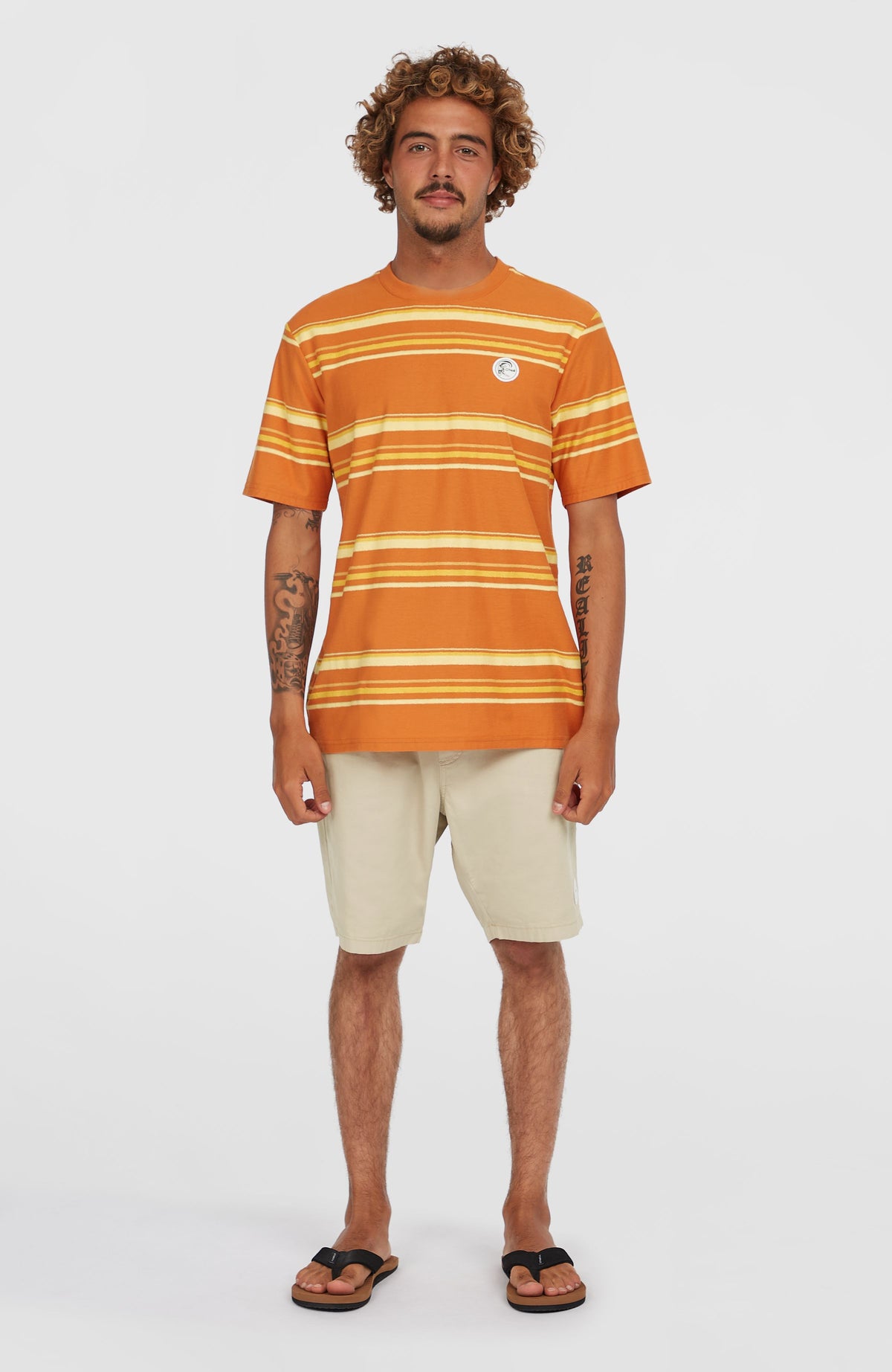 O'Riginals Stripe T-Shirt für Herren, orange mit Streifenmuster in Gelb und Weiß, Ganzkörperansicht am Model